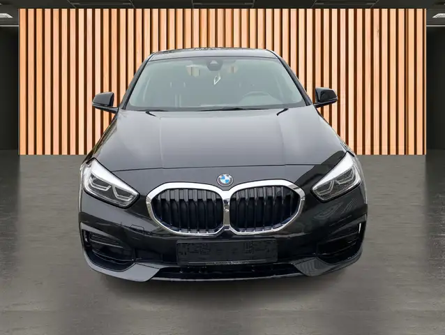 BMW 1 Series view 4