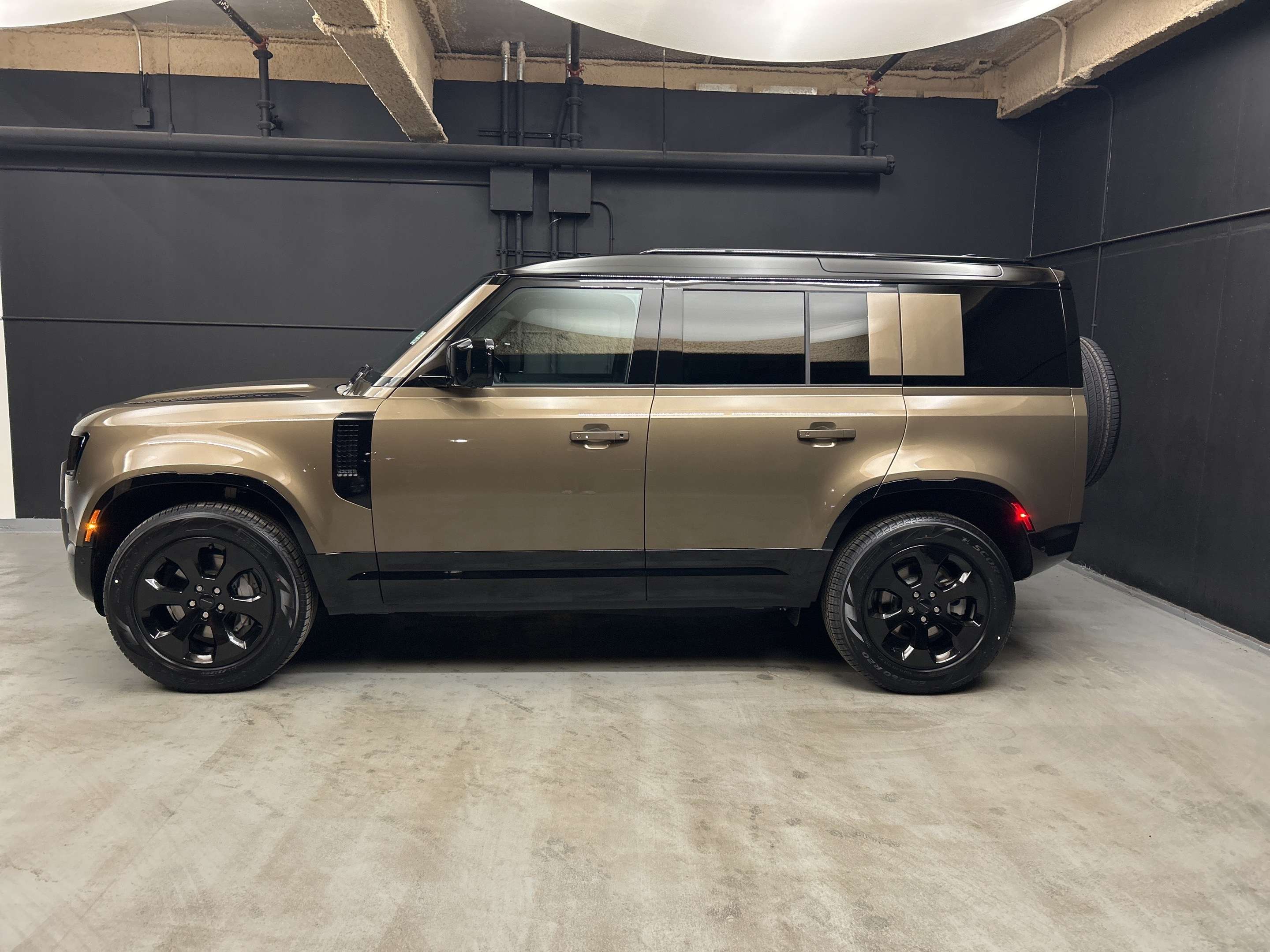 2026 Land Rover Defender X-Dynamic SE alt 3