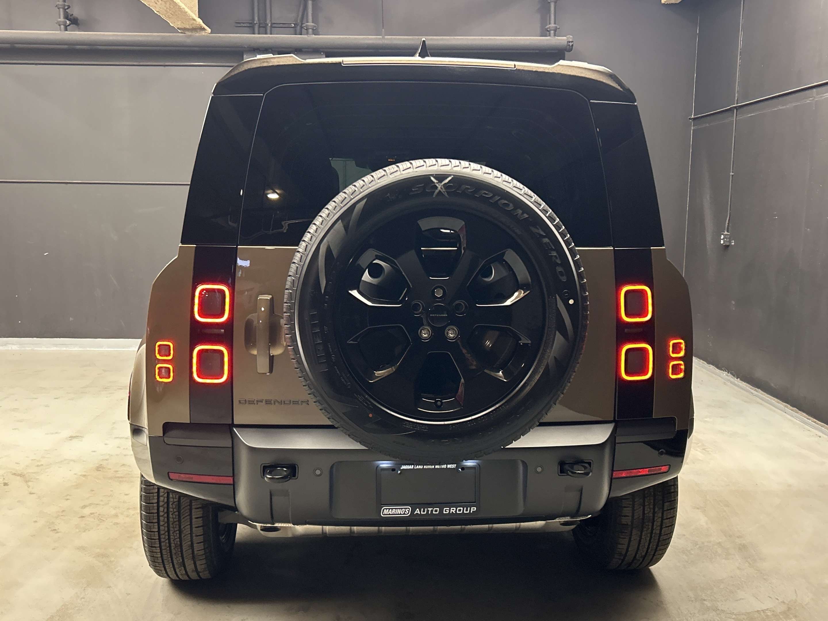 2026 Land Rover Defender X-Dynamic SE thumb 6