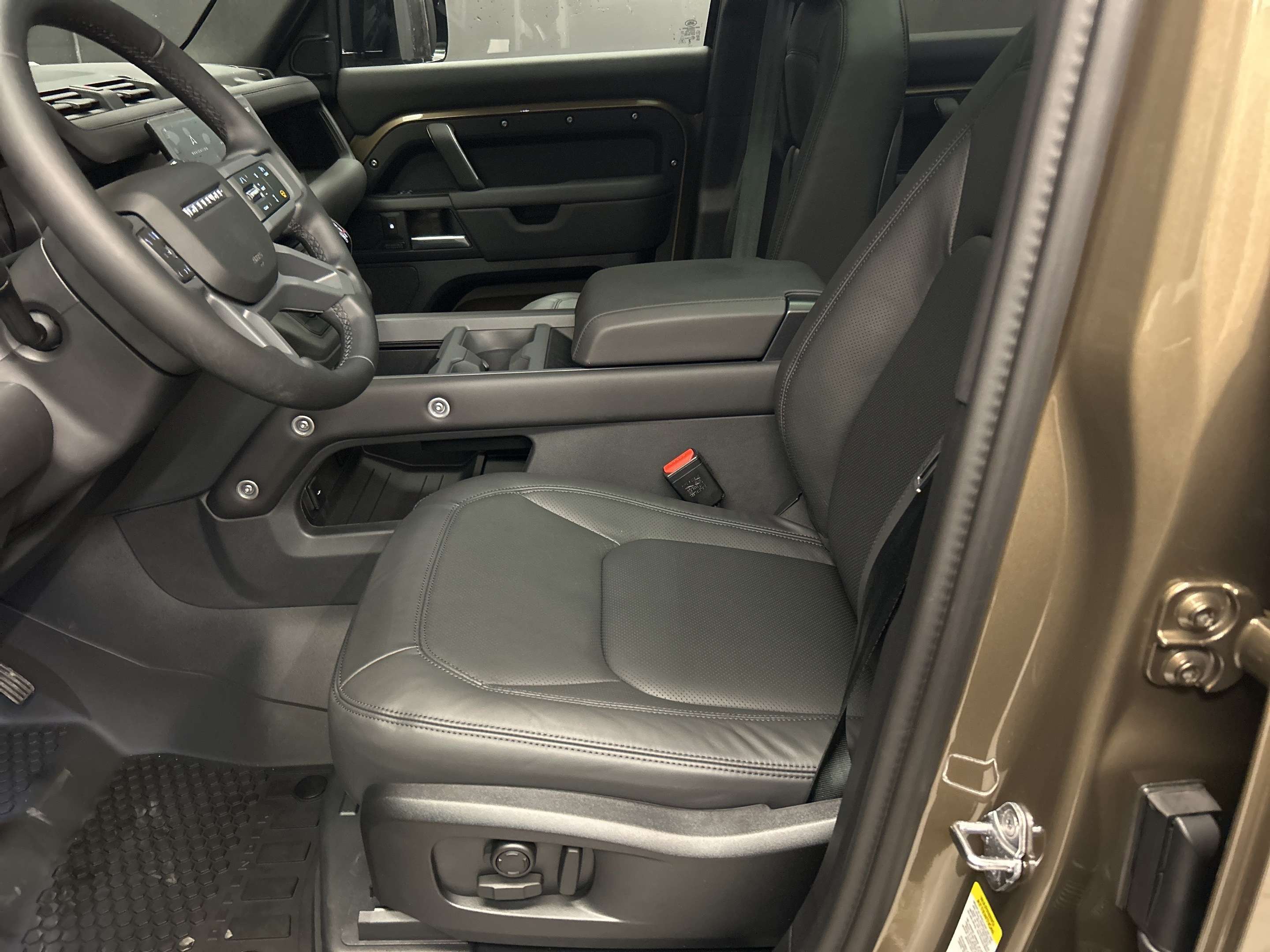 2026 Land Rover Defender X-Dynamic SE thumb 9