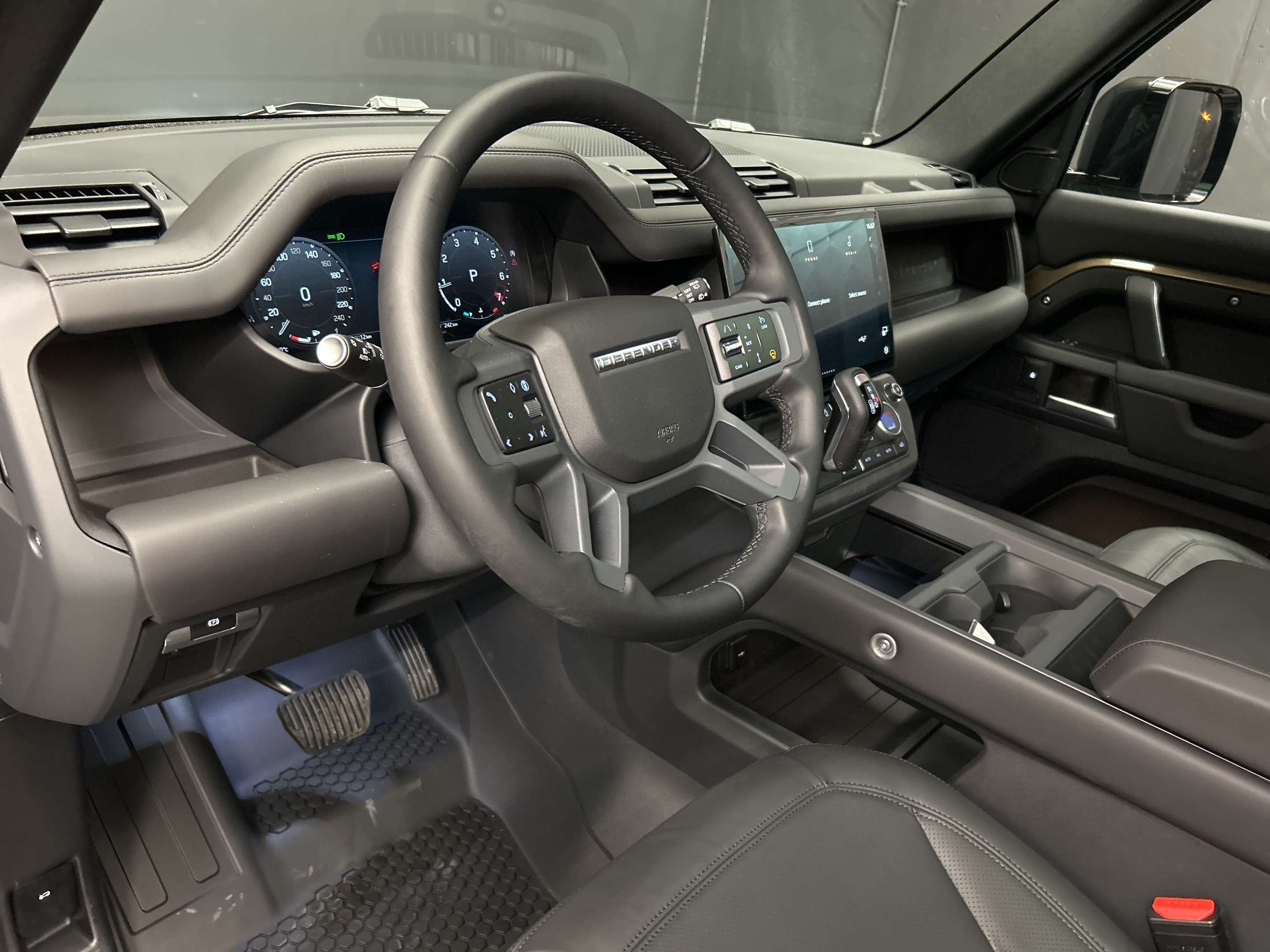 2026 Land Rover Defender X-Dynamic SE thumb 8