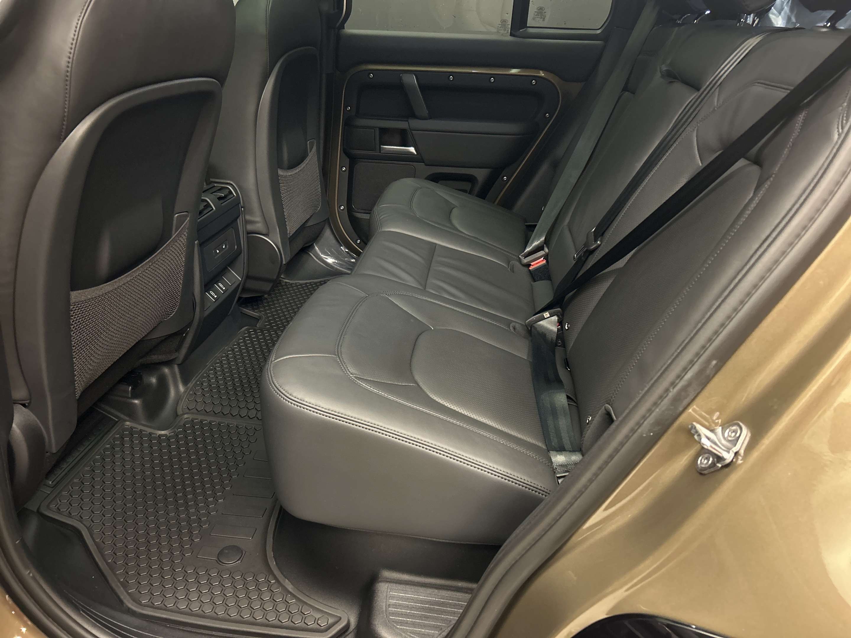 2026 Land Rover Defender X-Dynamic SE thumb 11