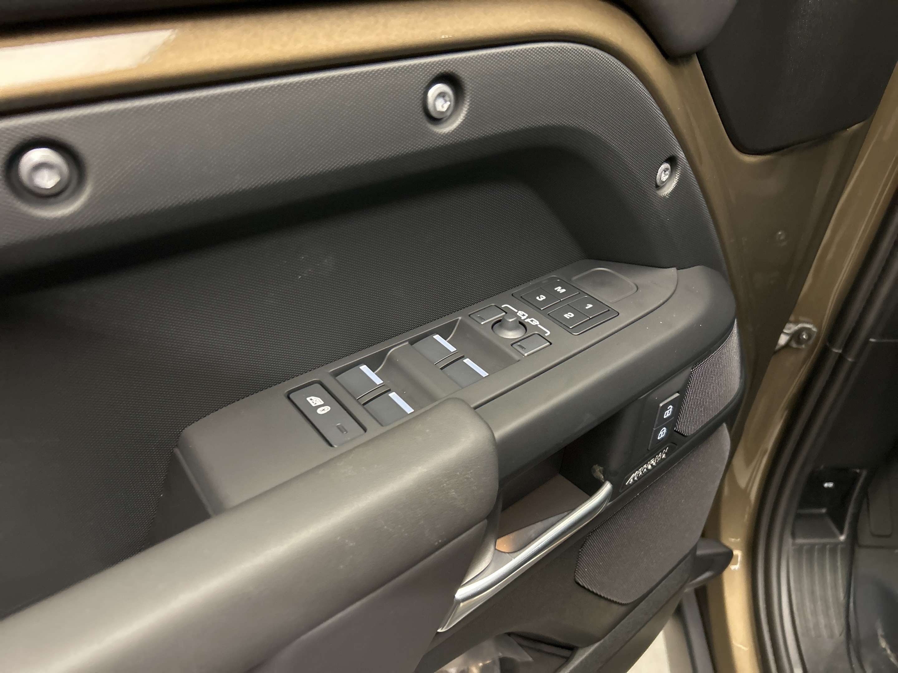 2026 Land Rover Defender X-Dynamic SE thumb 10