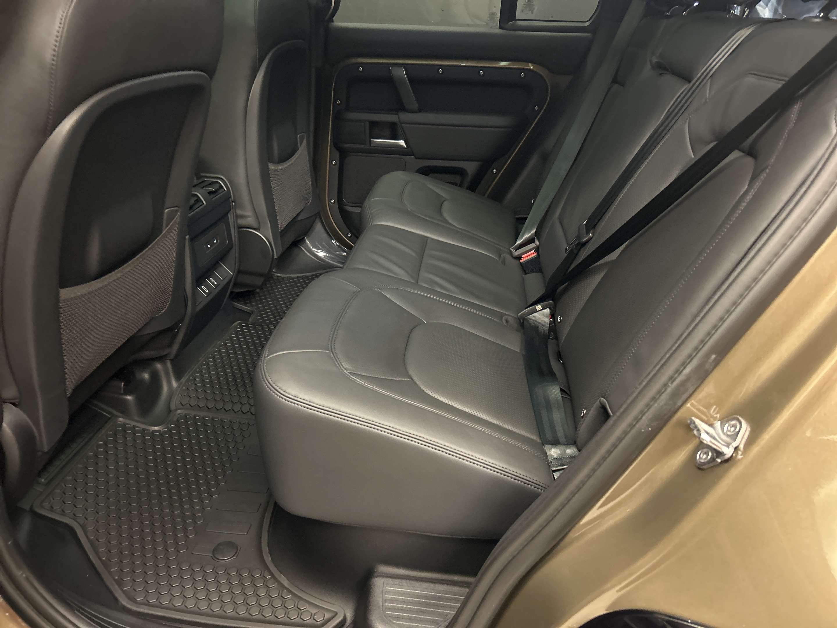 2026 Land Rover Defender X-Dynamic SE thumb 12