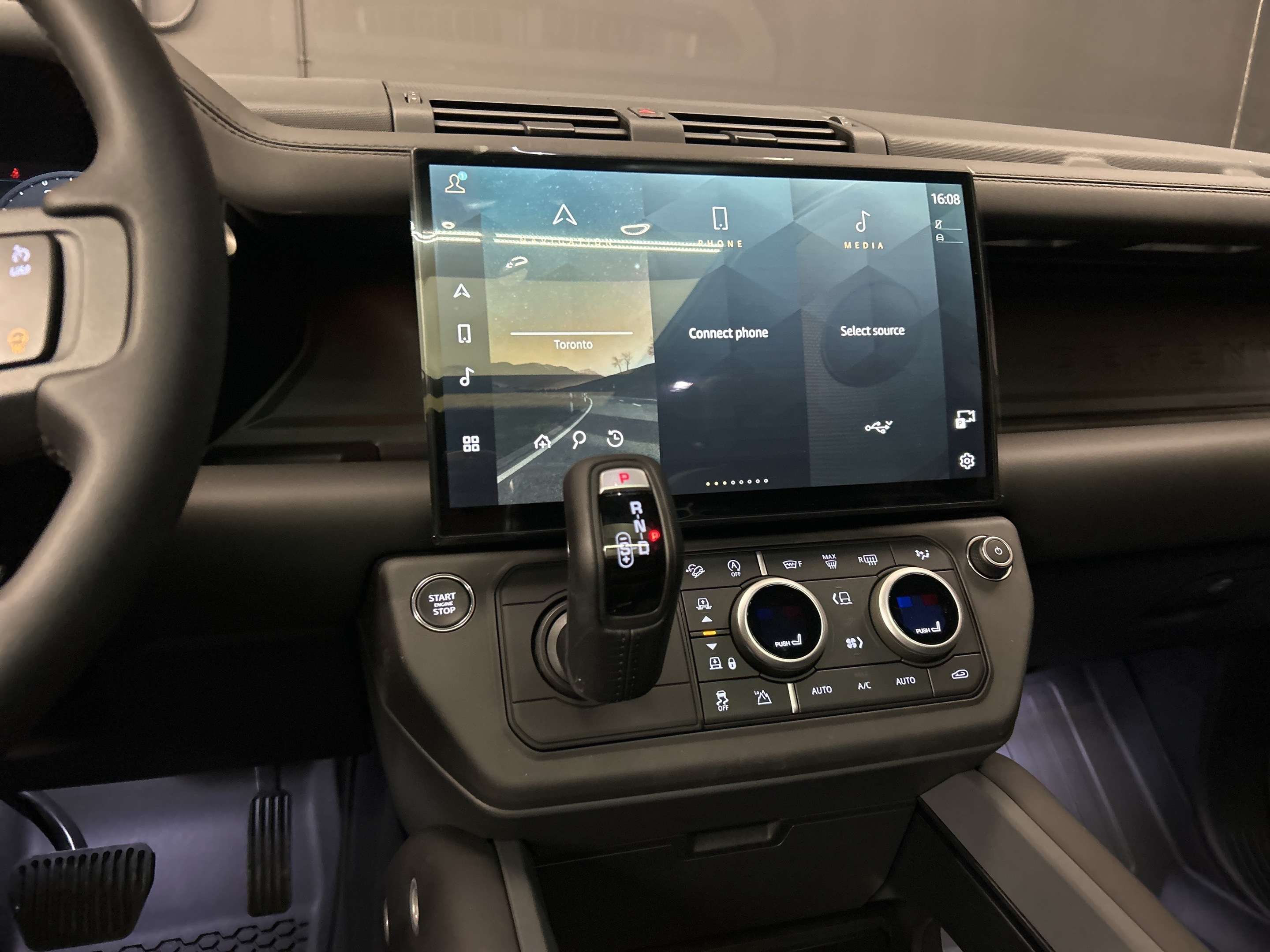 2026 Land Rover Defender X-Dynamic SE thumb 15