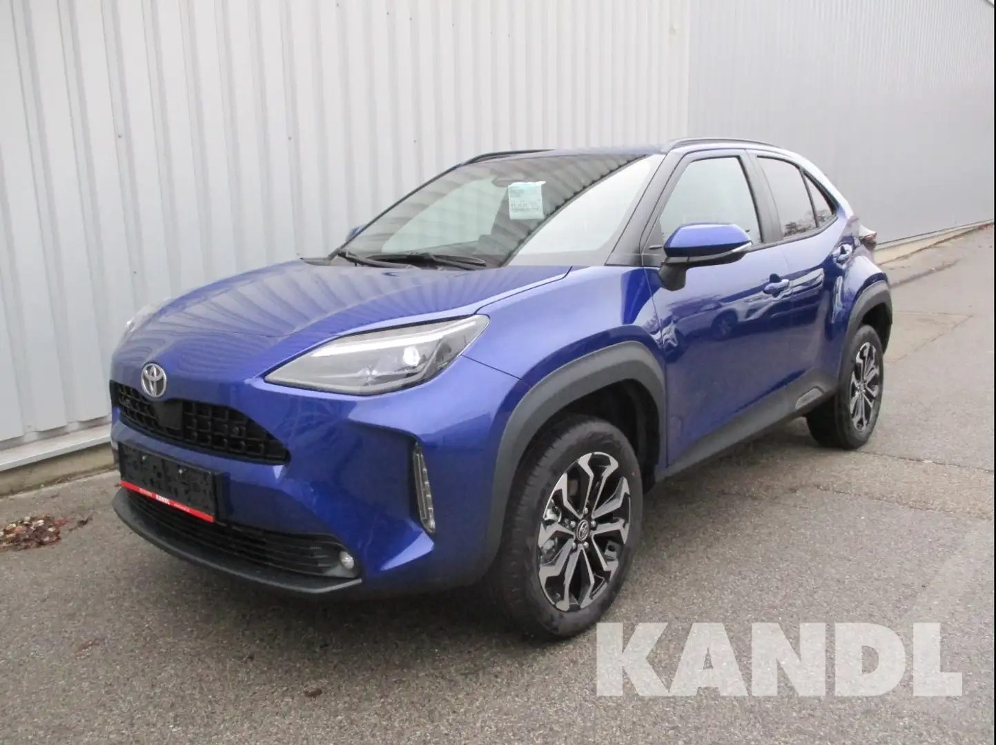 Toyota Yaris Cross 1.5 VVT-i Hybrid Active Drive Aut. Blau - 1