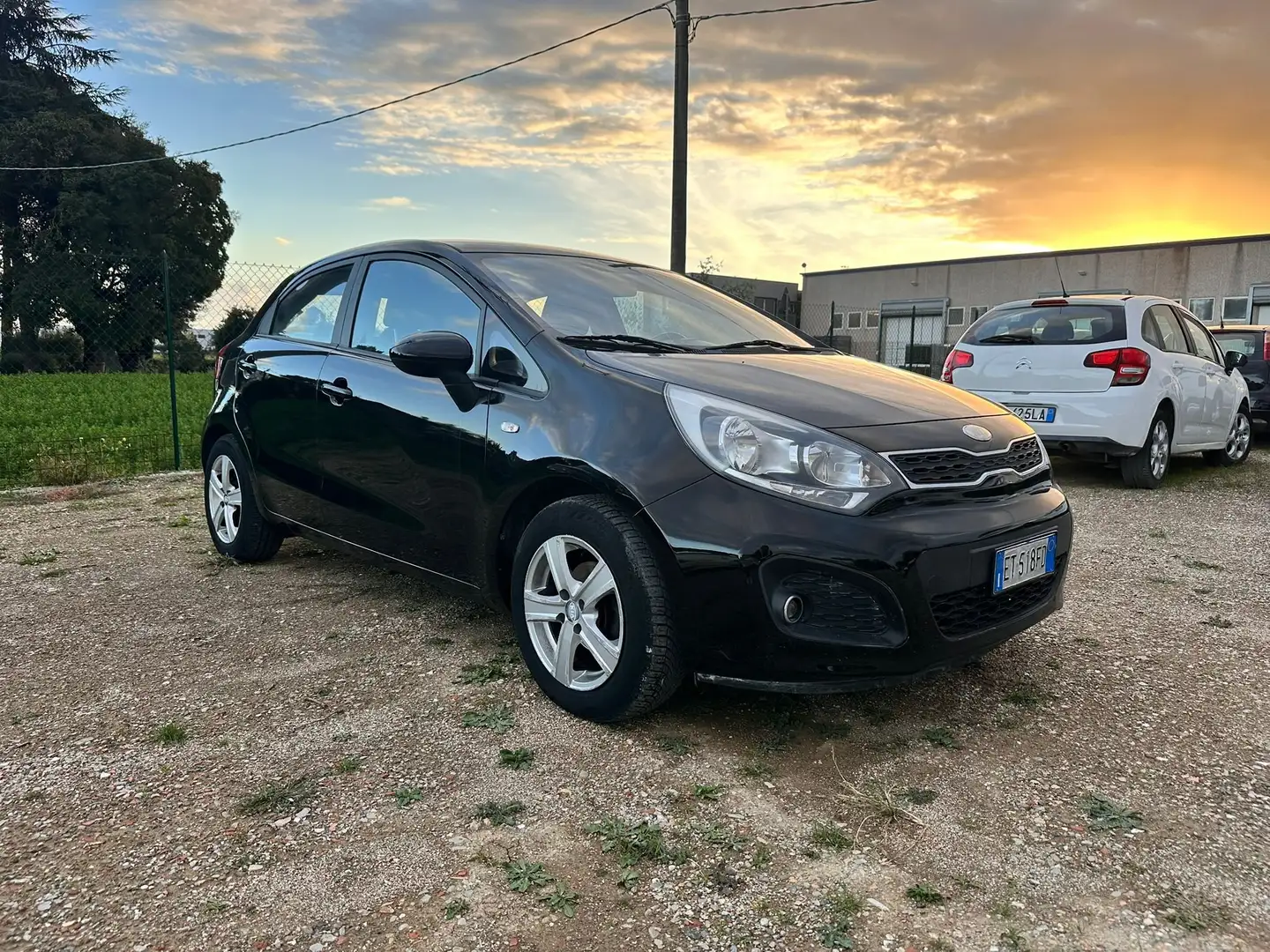 Kia Rio Rio III 2011 5p 1.1 crdi Active Schwarz - 1