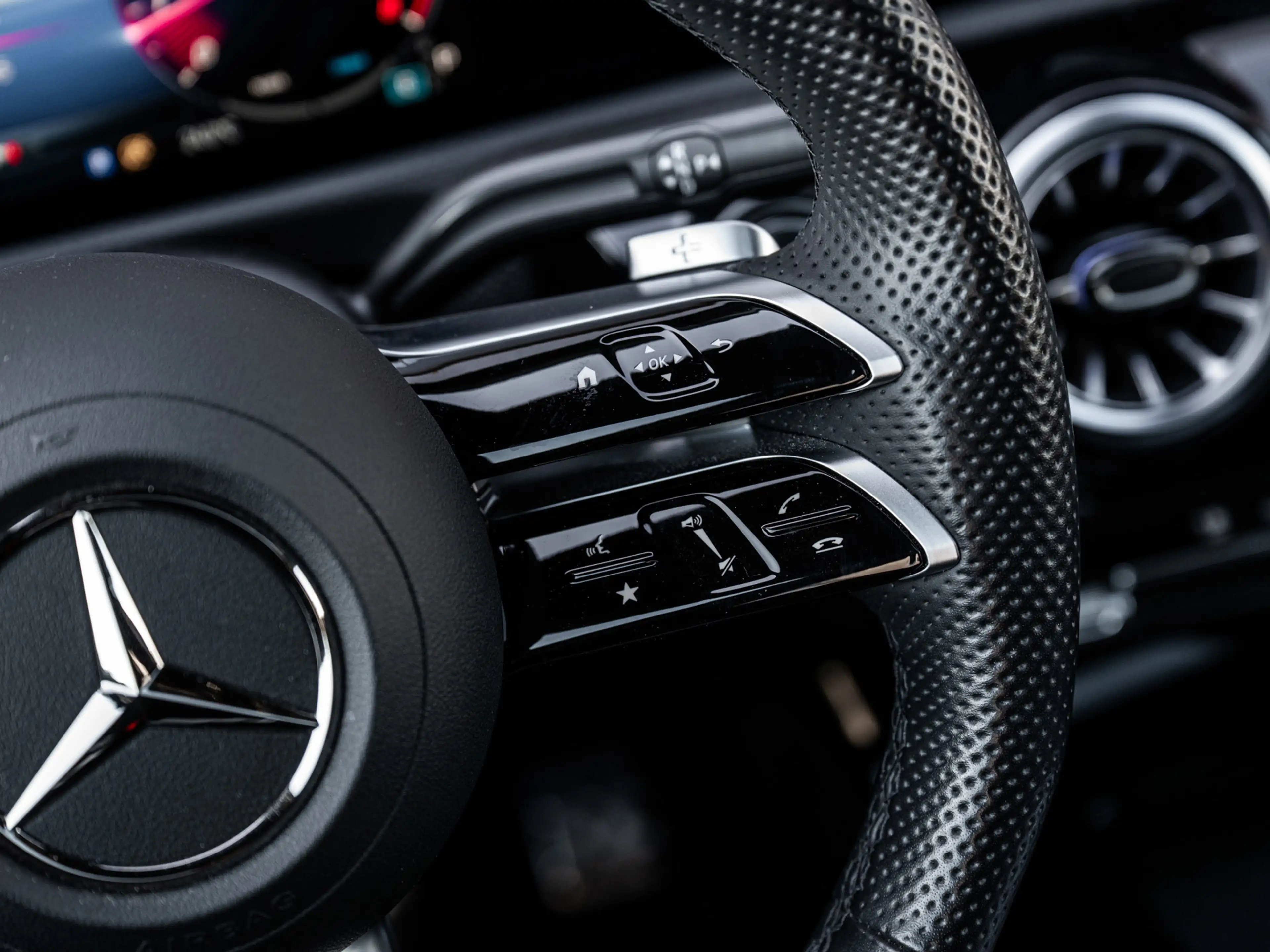 Mercedes-Benz A 180 2025 AMG Line Night | Pano | Manufaktur Grau — photo 12