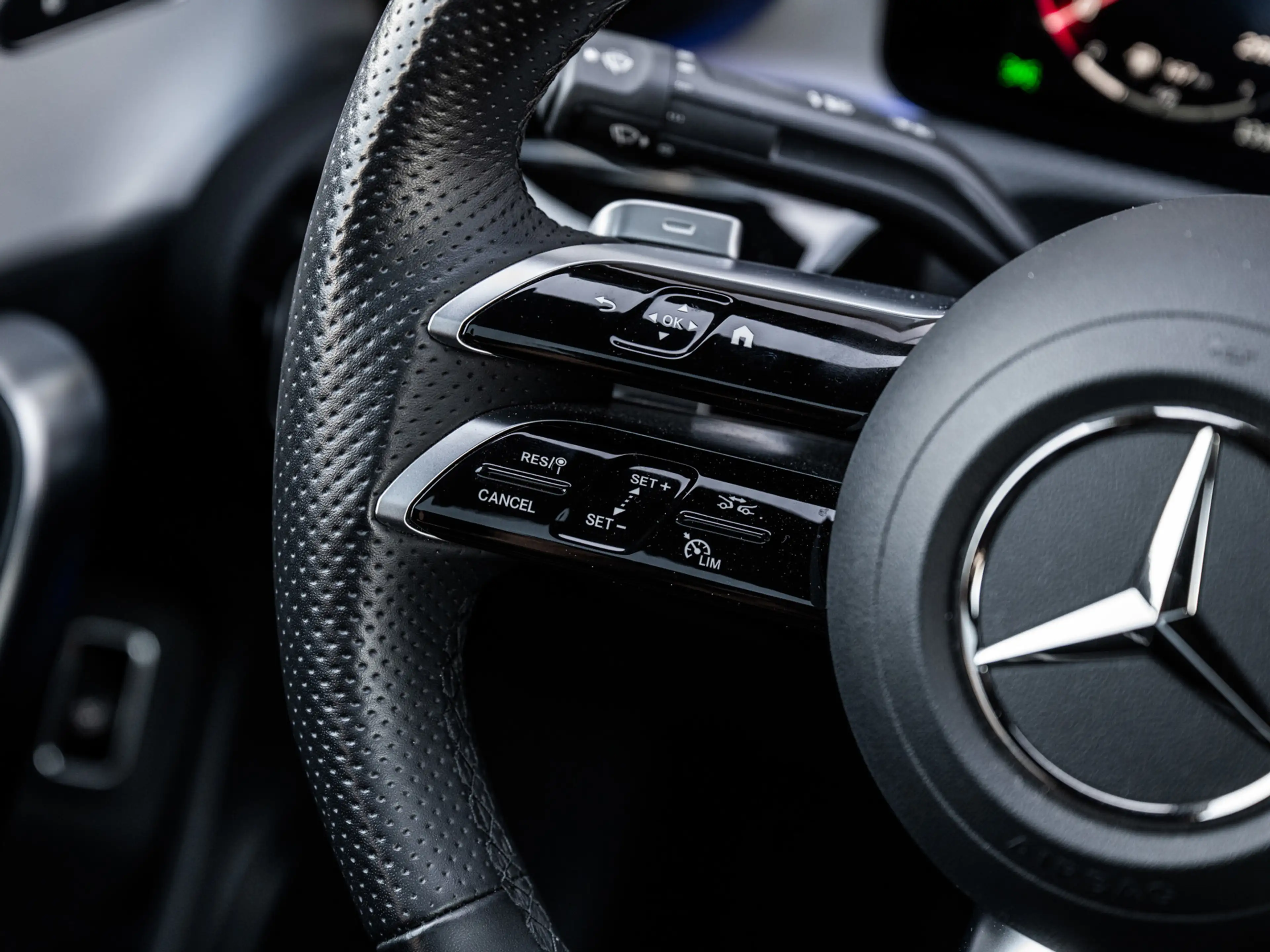 Mercedes-Benz A 180 2025 AMG Line Night | Pano | Manufaktur Grau — photo 11