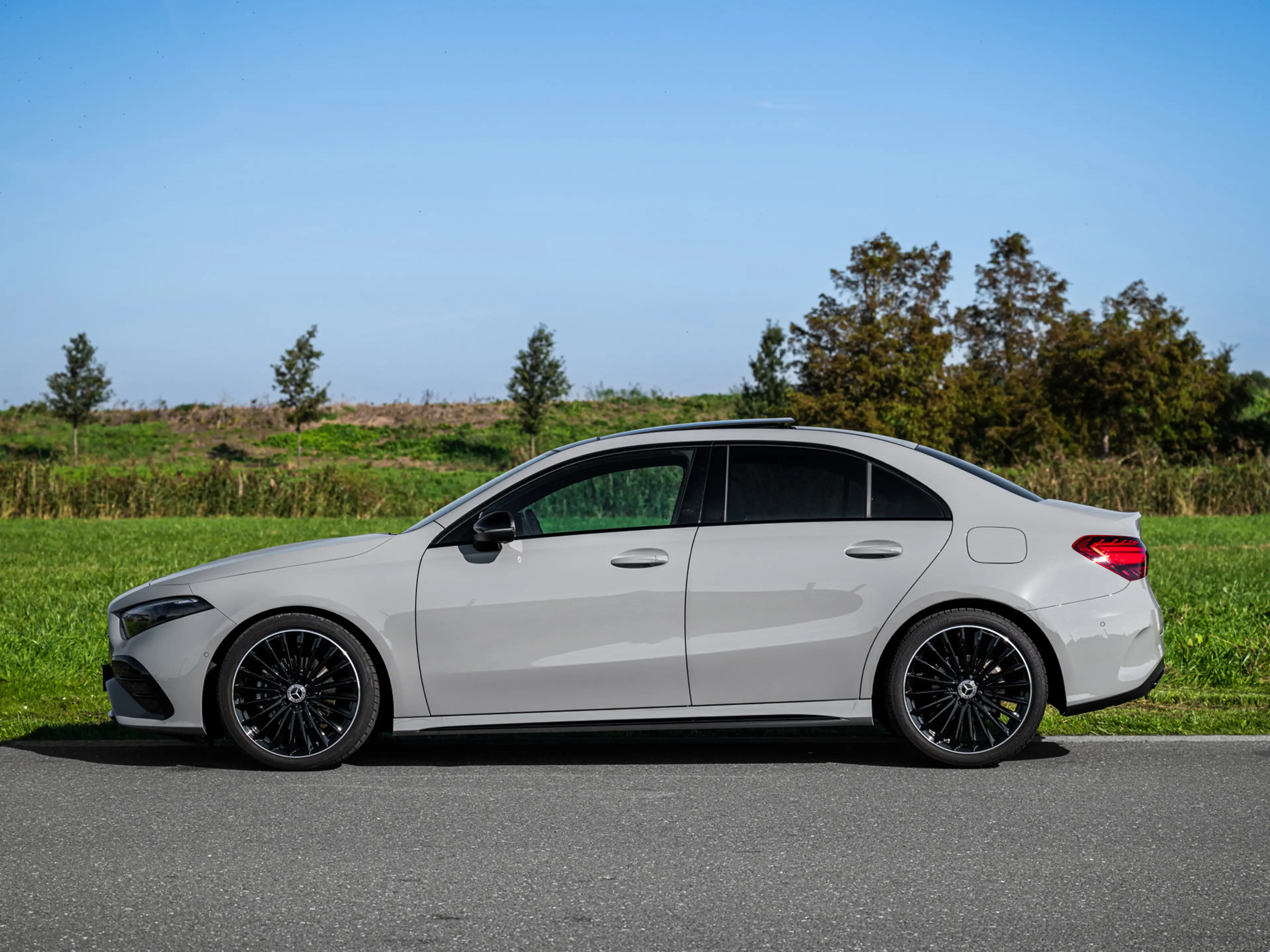 Mercedes-Benz A 180 2025 AMG Line Night | Pano | Manufaktur Grau — photo 4