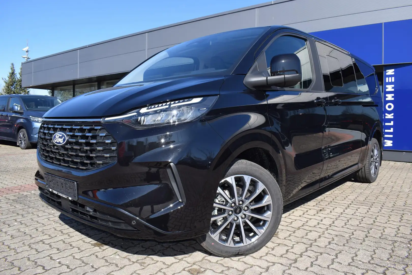 Ford Tourneo Custom L2H1 Titanium X 4x4 voll Ausstatt Zwart - 1