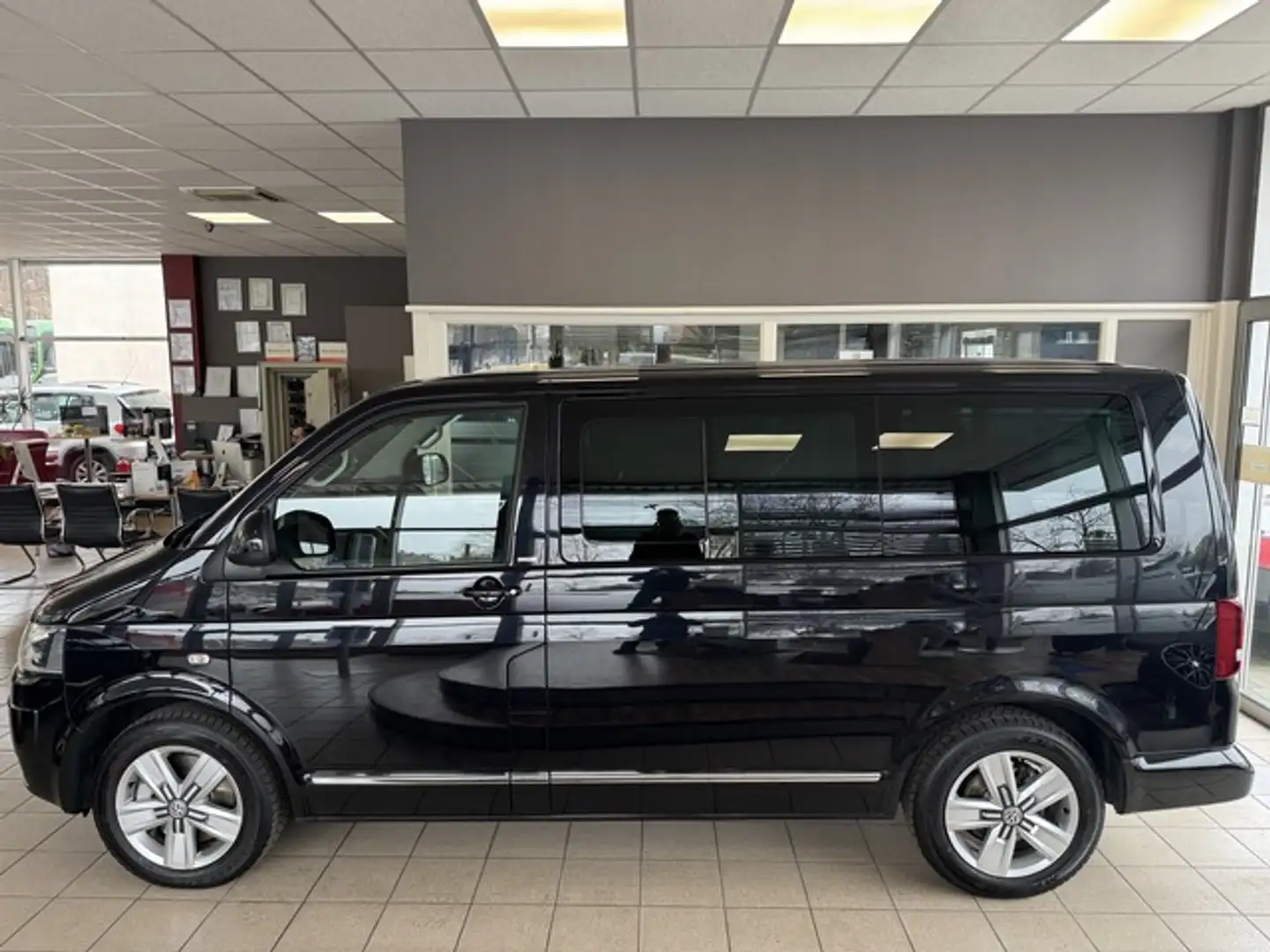 Volkswagen T5 Multivan 2.0TDI BMT Life 7Sitze Auto Navi AHK Černá - 1