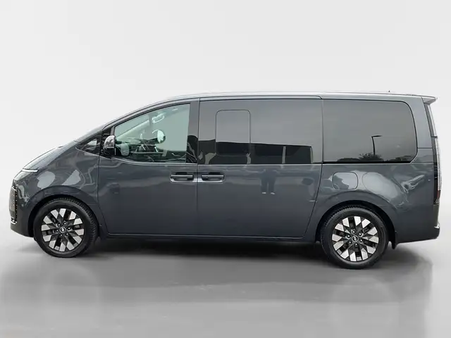 Hyundai Staria view 3