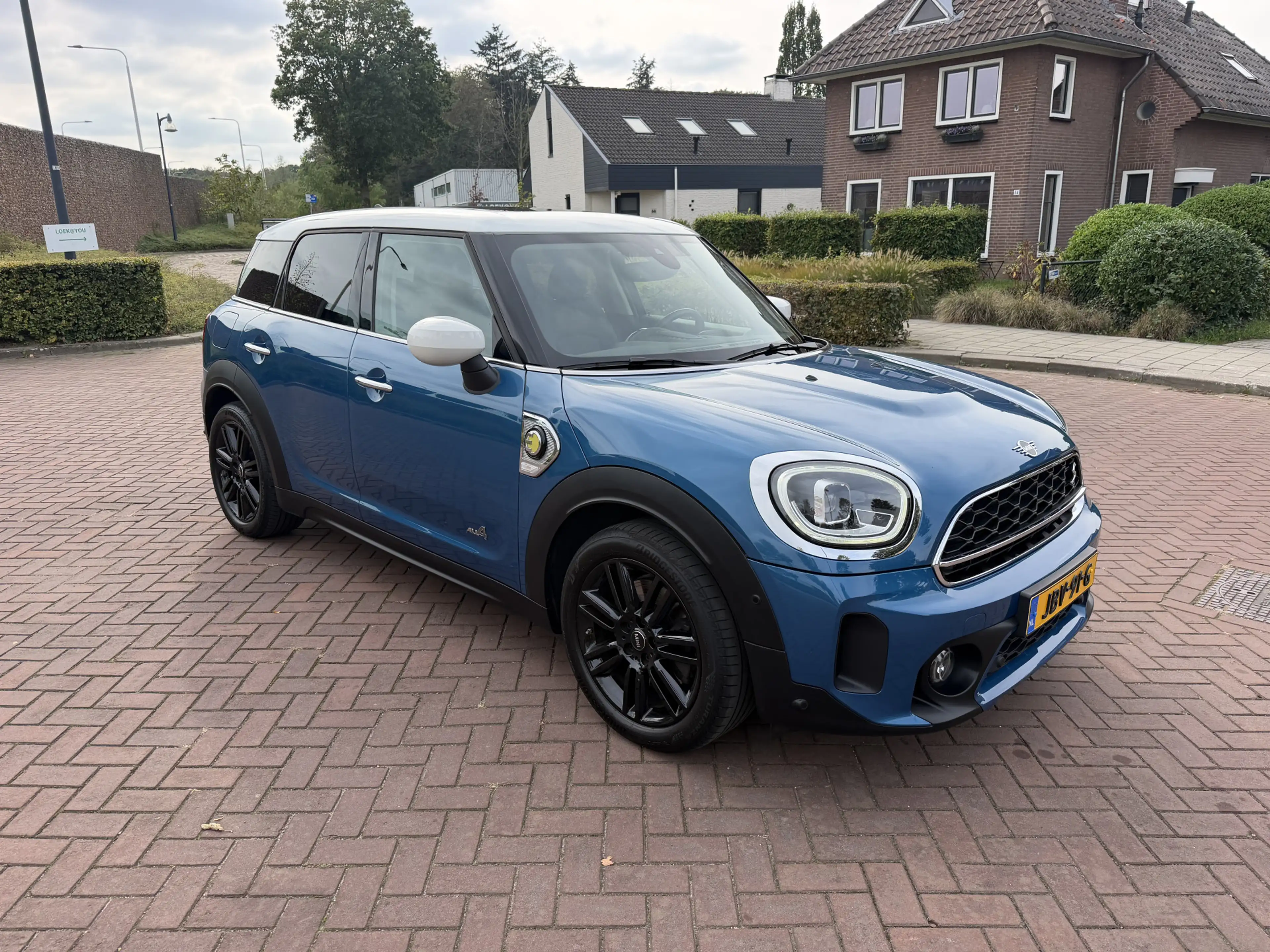 MINI Cooper SE Countryman ALL4 Pepper — photo 9