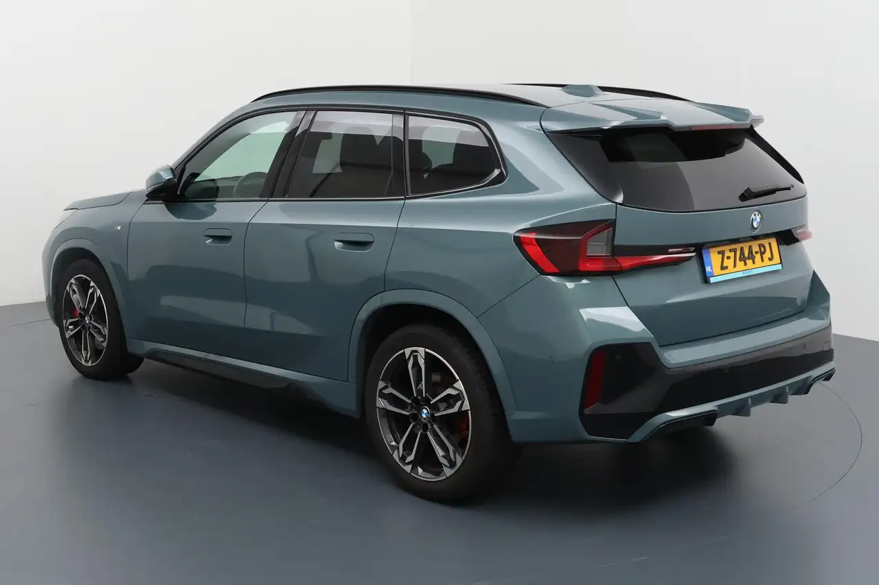 BMW X1 sDrive18i – sportief en verfijnd in opvallende kle, миниатюра 17