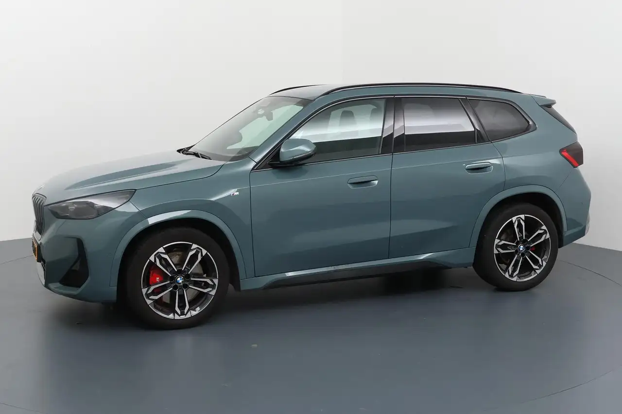 BMW X1 sDrive18i – sportief en verfijnd in opvallende kle, миниатюра 15