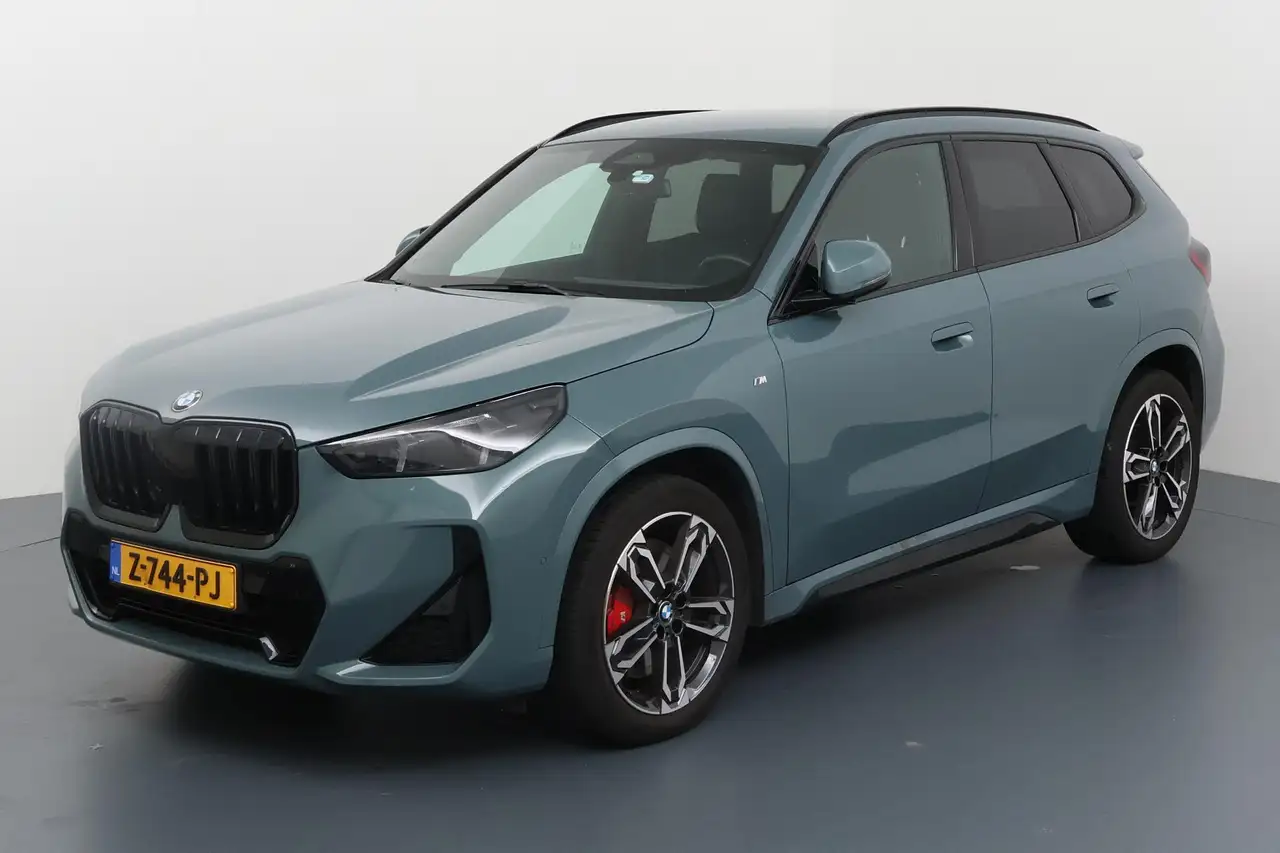 BMW X1 sDrive18i – sportief en verfijnd in opvallende kle, миниатюра 3