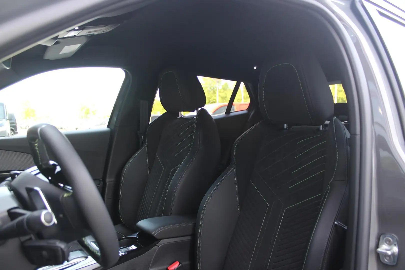 Peugeot 2008 1.2 130PK AUTOMAAT GT PACK | ELEKTRISCH BEDIENBARE Gris - 2