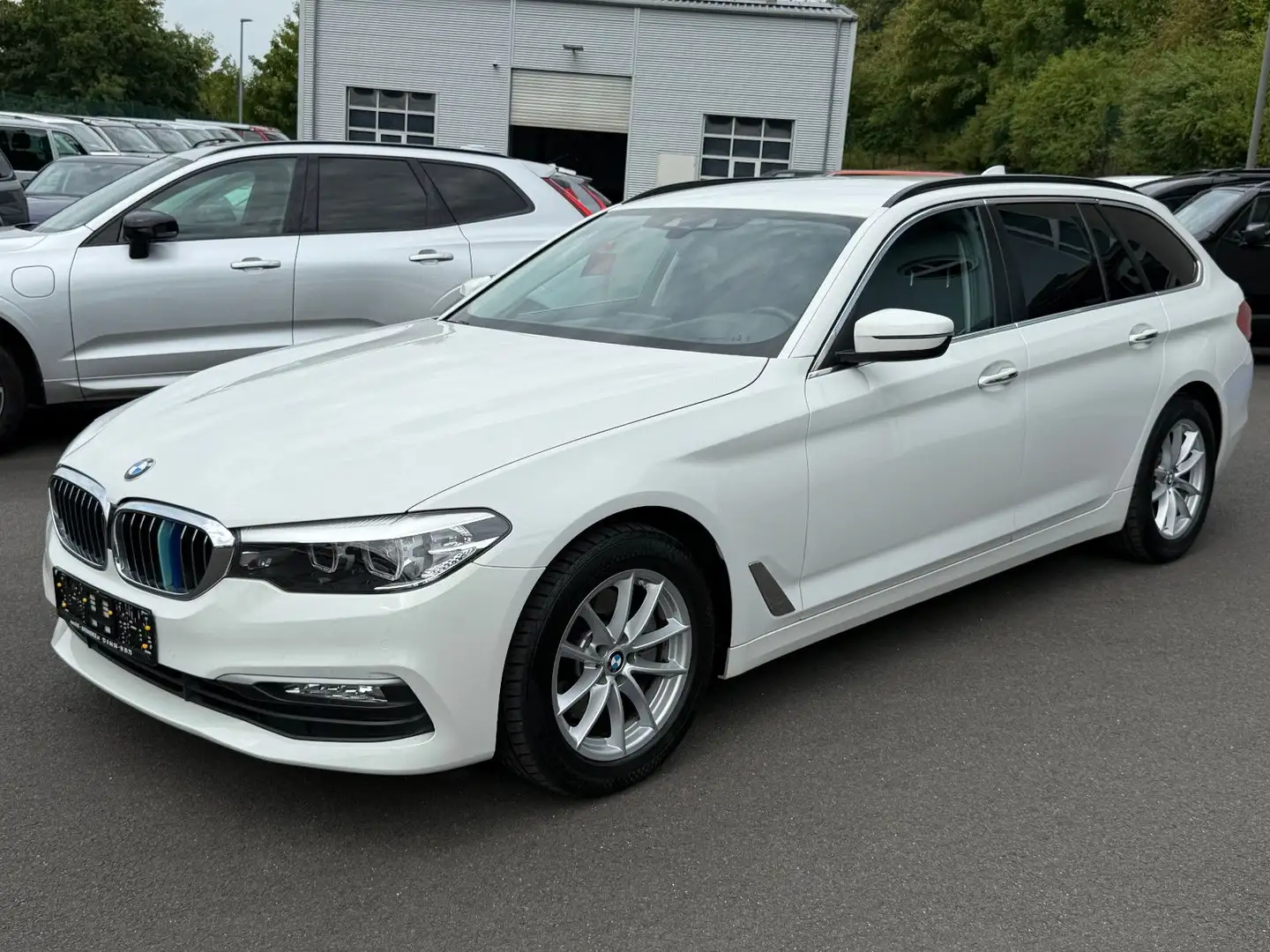 BMW 520 d Touring xDrive AHK HUD LED GRA Kam HiFi Weiß - 2