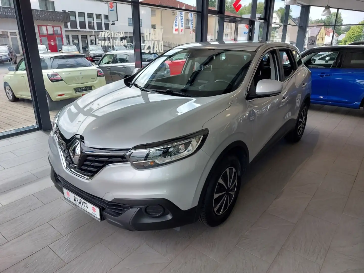 Renault Kadjar Life 1.2 TCe 130 PDc AC Scheckheft gepflegt Plateado - 2