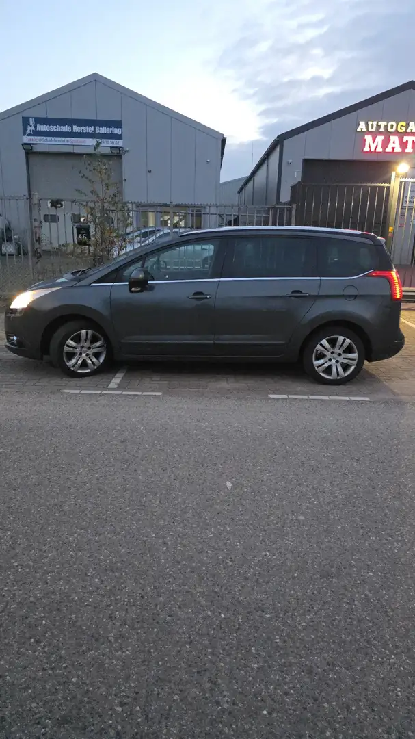 Peugeot 5008 155 THP Automatik Platinum Stříbrná - 1