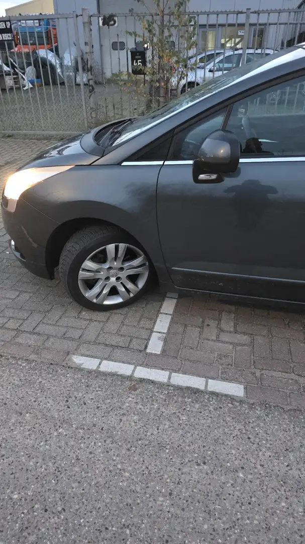 Peugeot 5008 155 THP Automatik Platinum Stříbrná - 2