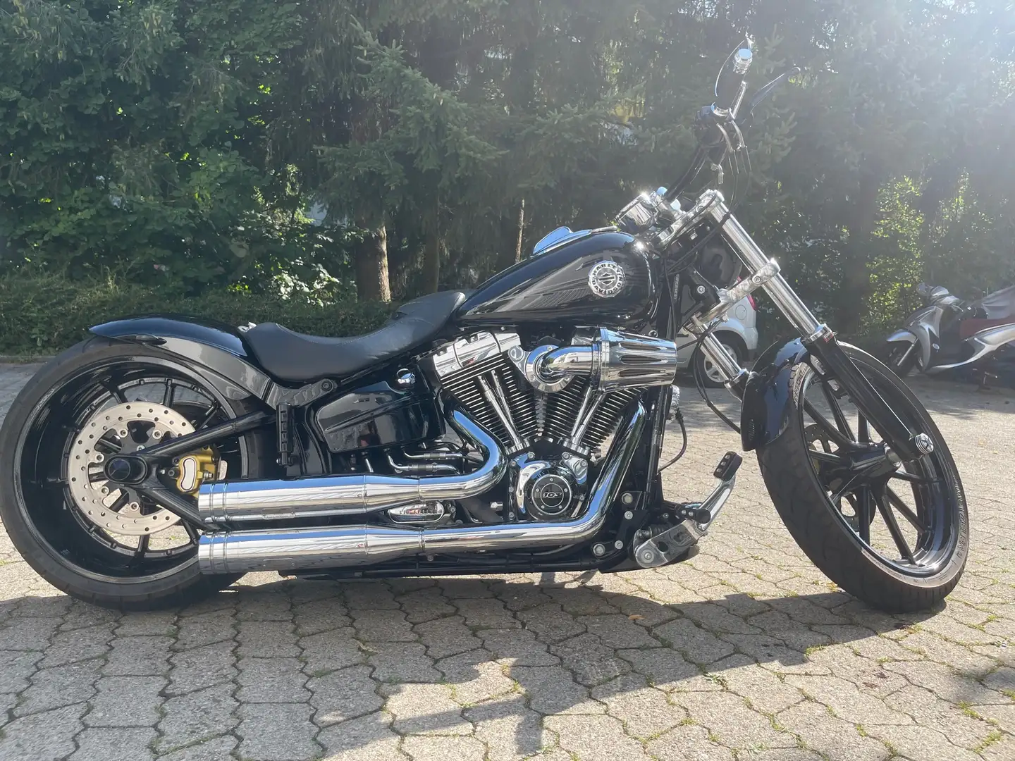 Harley-Davidson Custom Bike Breakout Custom Schwarz - 1