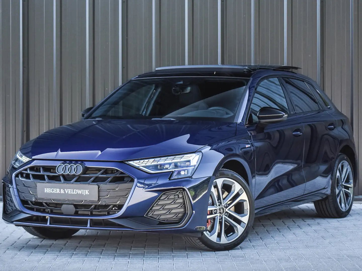 Audi A3 Sportback 45 TFSI e S EDITION COMPETITION | PANORA Blauw - 2
