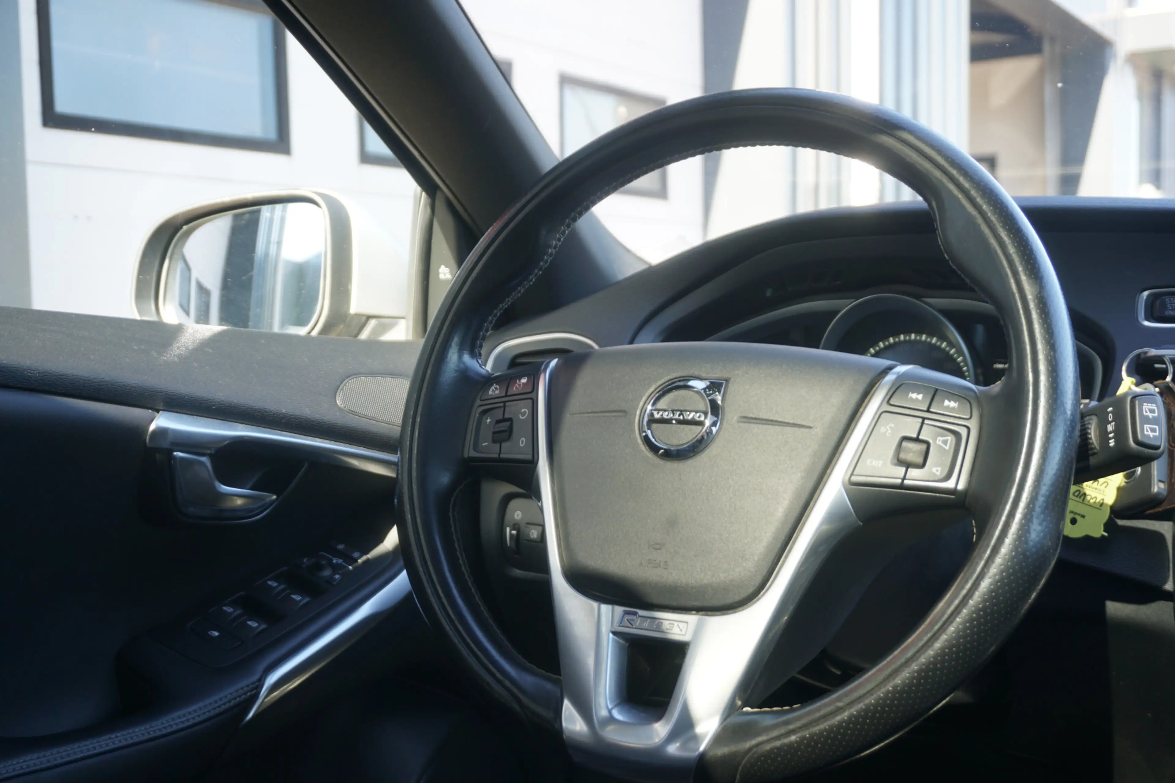 Volvo V40 1.5 T3 Polar+ Sport R- Design | PANO | FULL LED | — photo 32