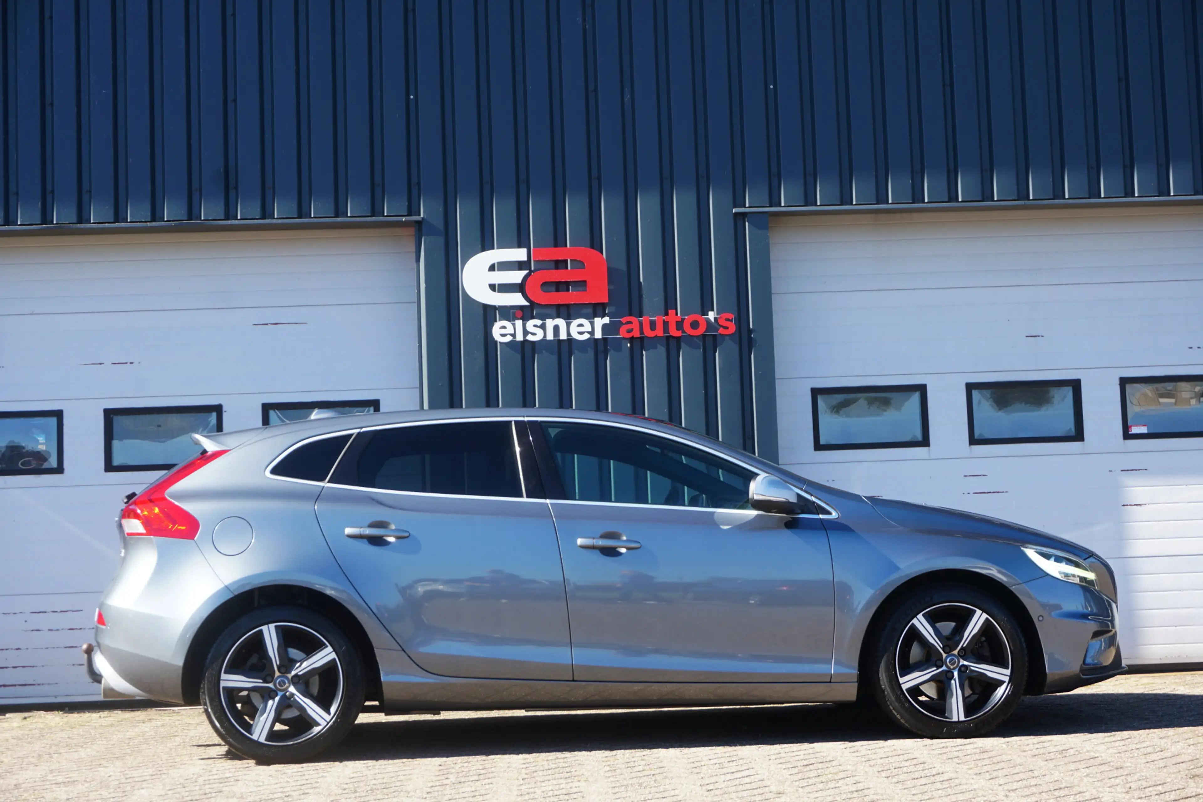 Volvo V40 1.5 T3 Polar+ Sport R- Design | PANO | FULL LED | — photo 3