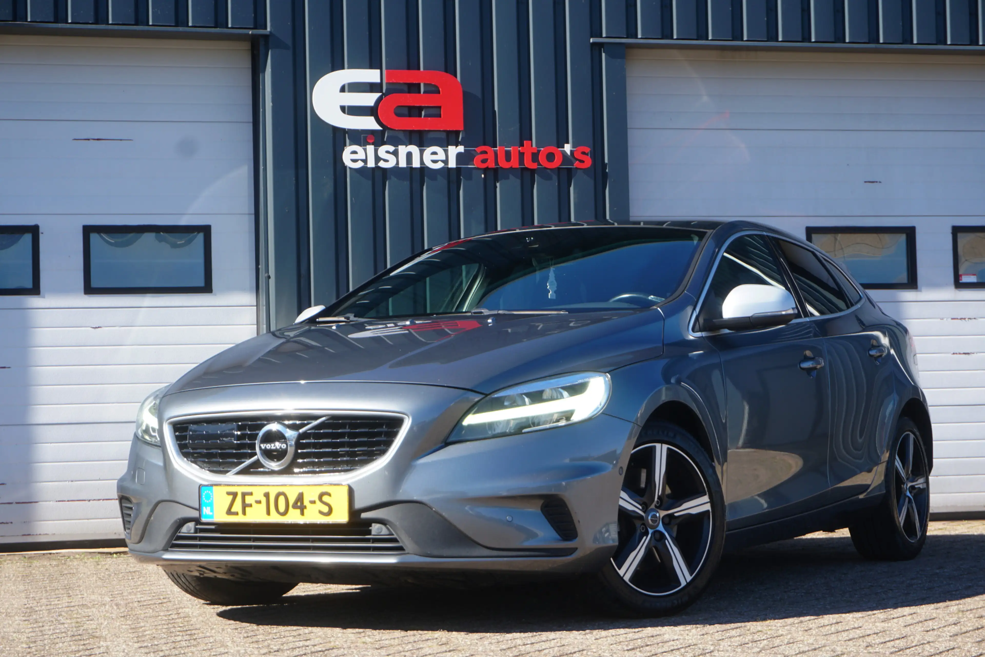 Volvo V40 1.5 T3 Polar+ Sport R- Design | PANO | FULL LED | — photo 29