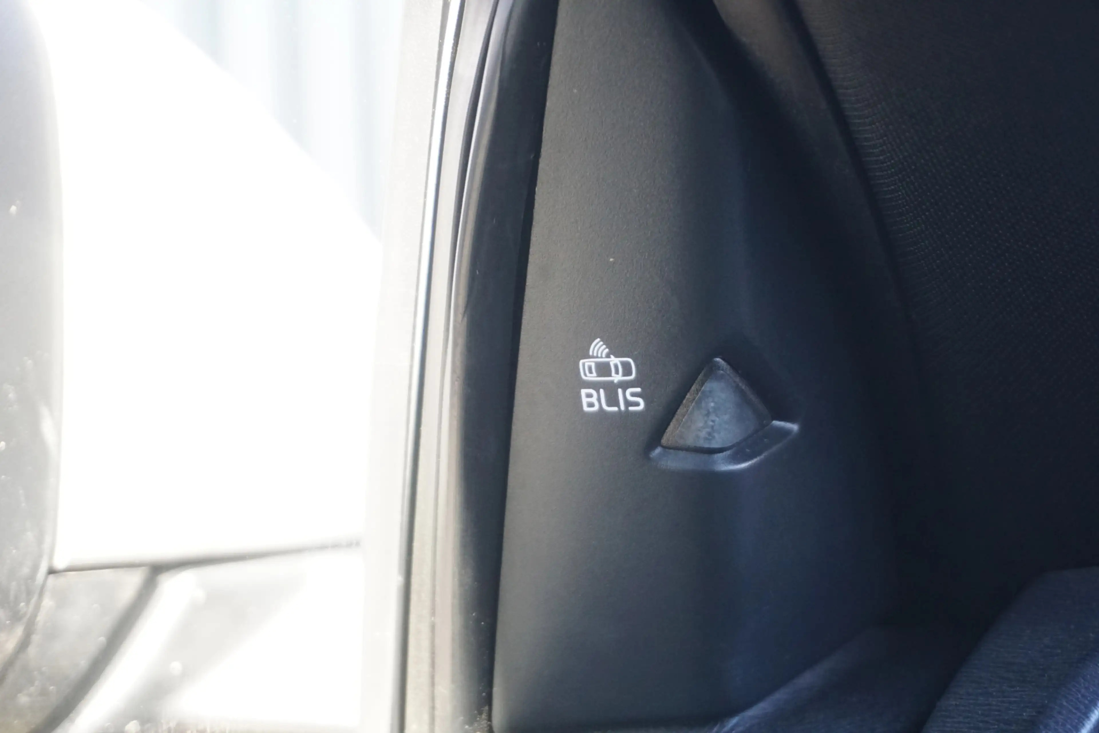 Volvo V40 1.5 T3 Polar+ Sport R- Design | PANO | FULL LED | — photo 21