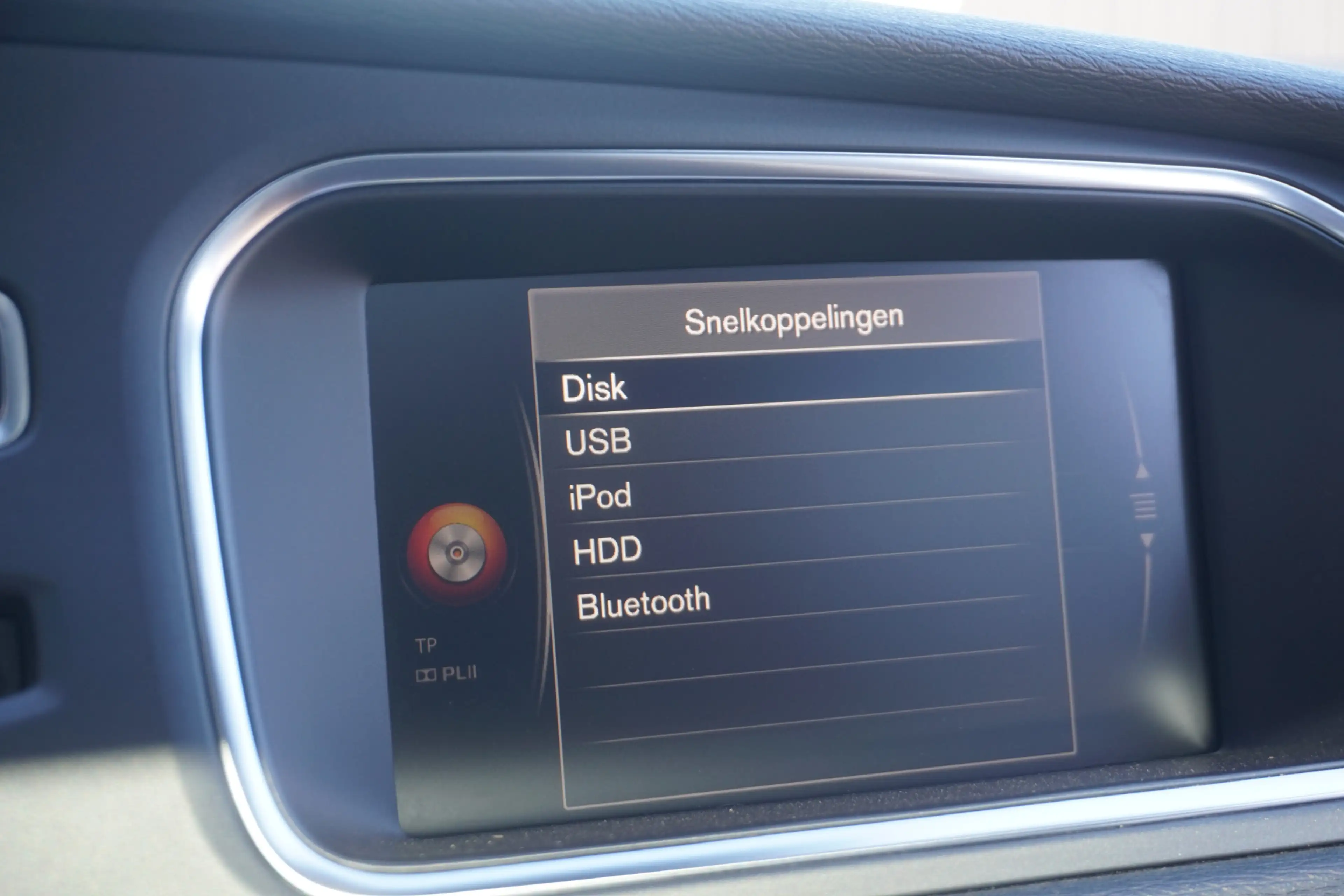 Volvo V40 1.5 T3 Polar+ Sport R- Design | PANO | FULL LED | — photo 27