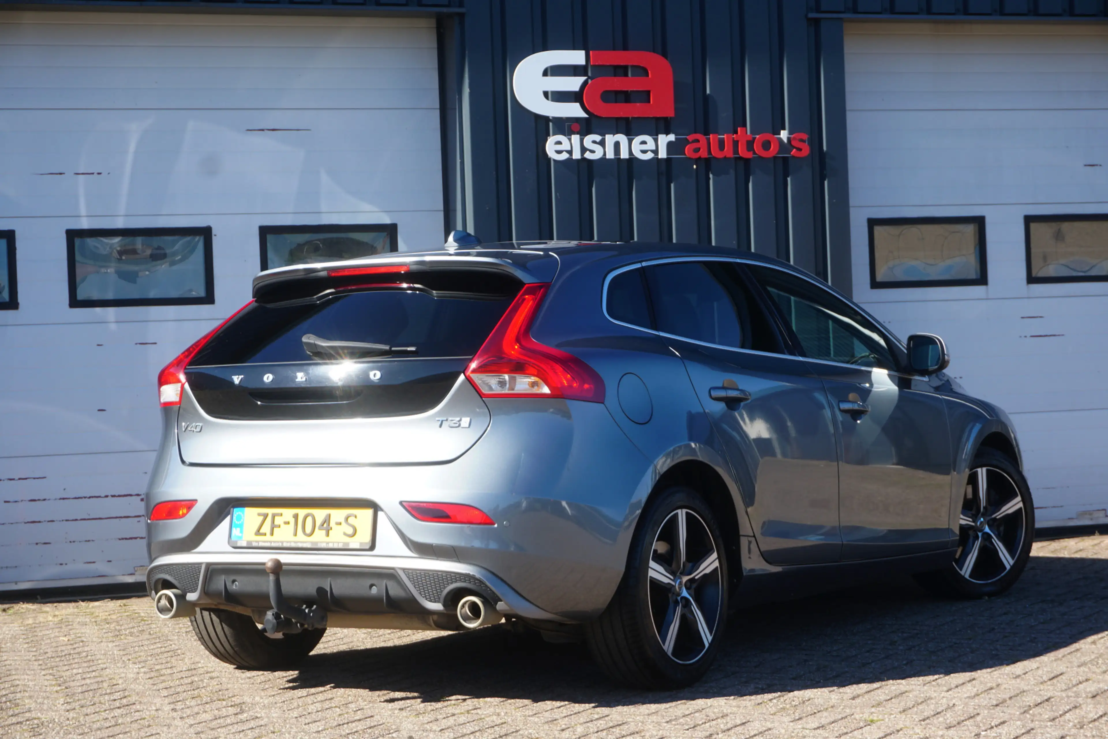 Volvo V40 1.5 T3 Polar+ Sport R- Design | PANO | FULL LED | — photo 4