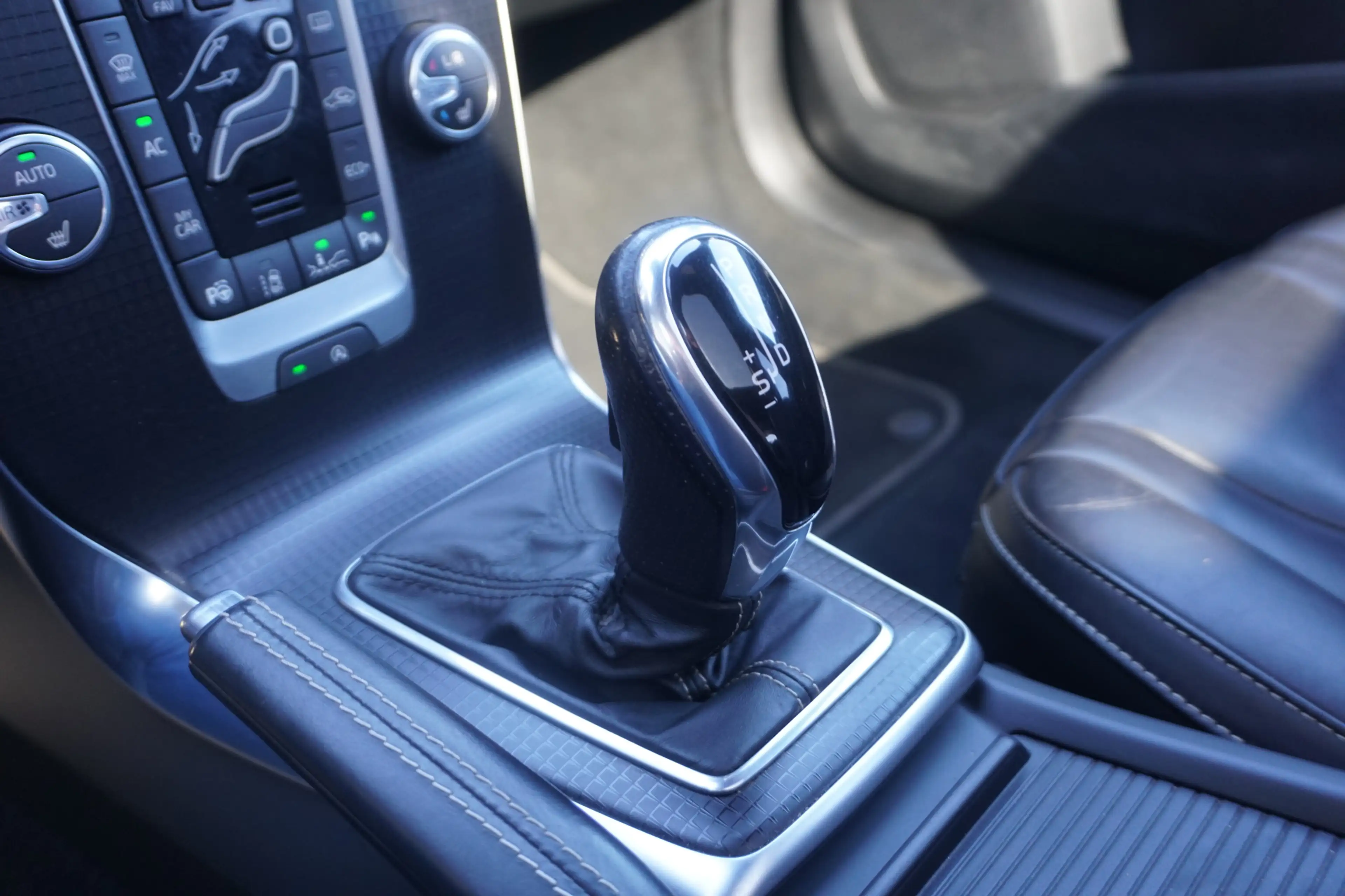 Volvo V40 1.5 T3 Polar+ Sport R- Design | PANO | FULL LED | — photo 15