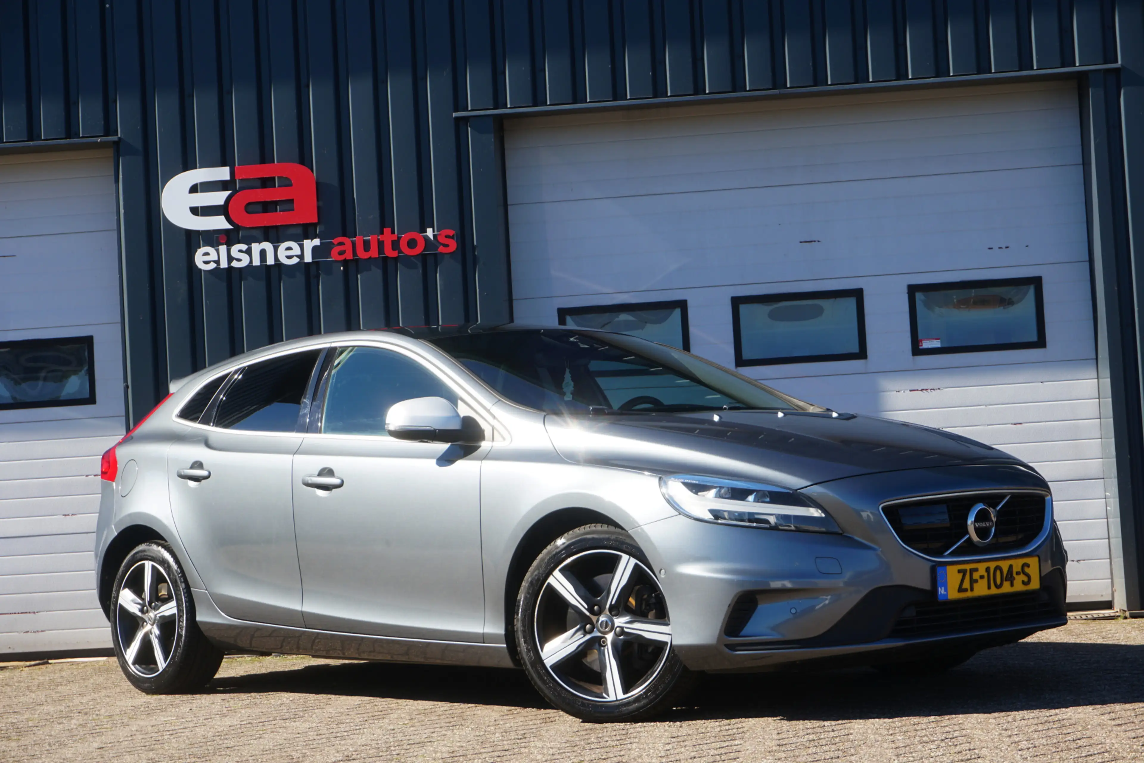 Volvo V40 1.5 T3 Polar+ Sport R- Design | PANO | FULL LED | — photo 2