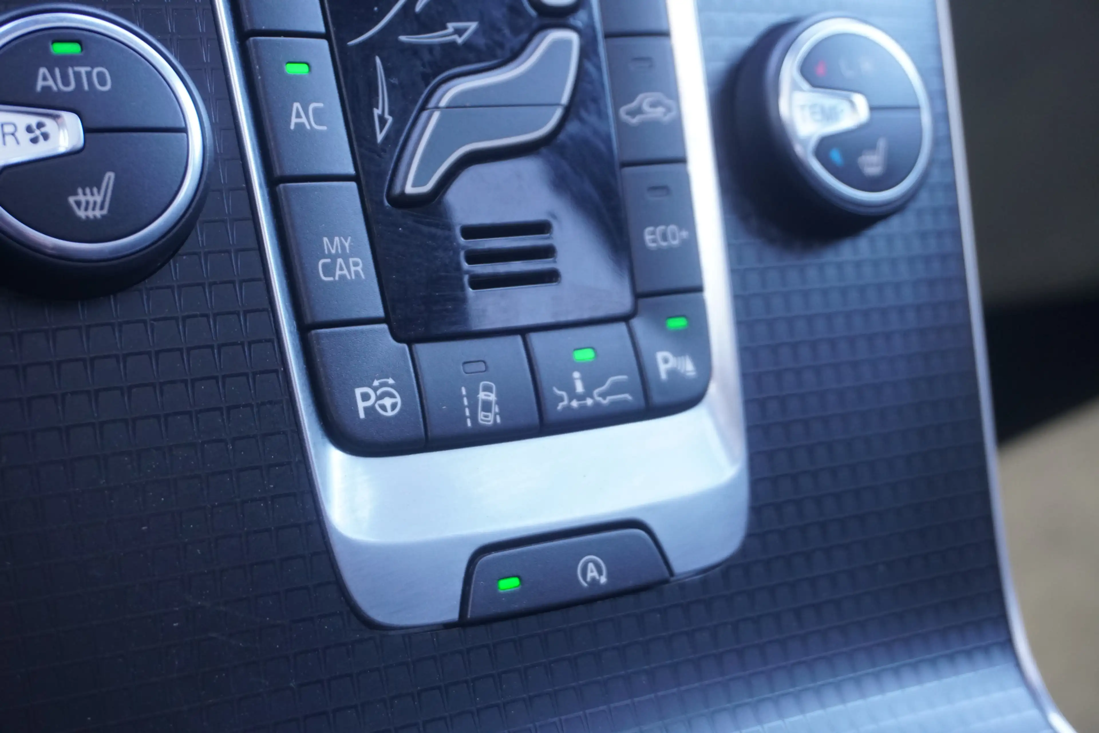 Volvo V40 1.5 T3 Polar+ Sport R- Design | PANO | FULL LED | — photo 14