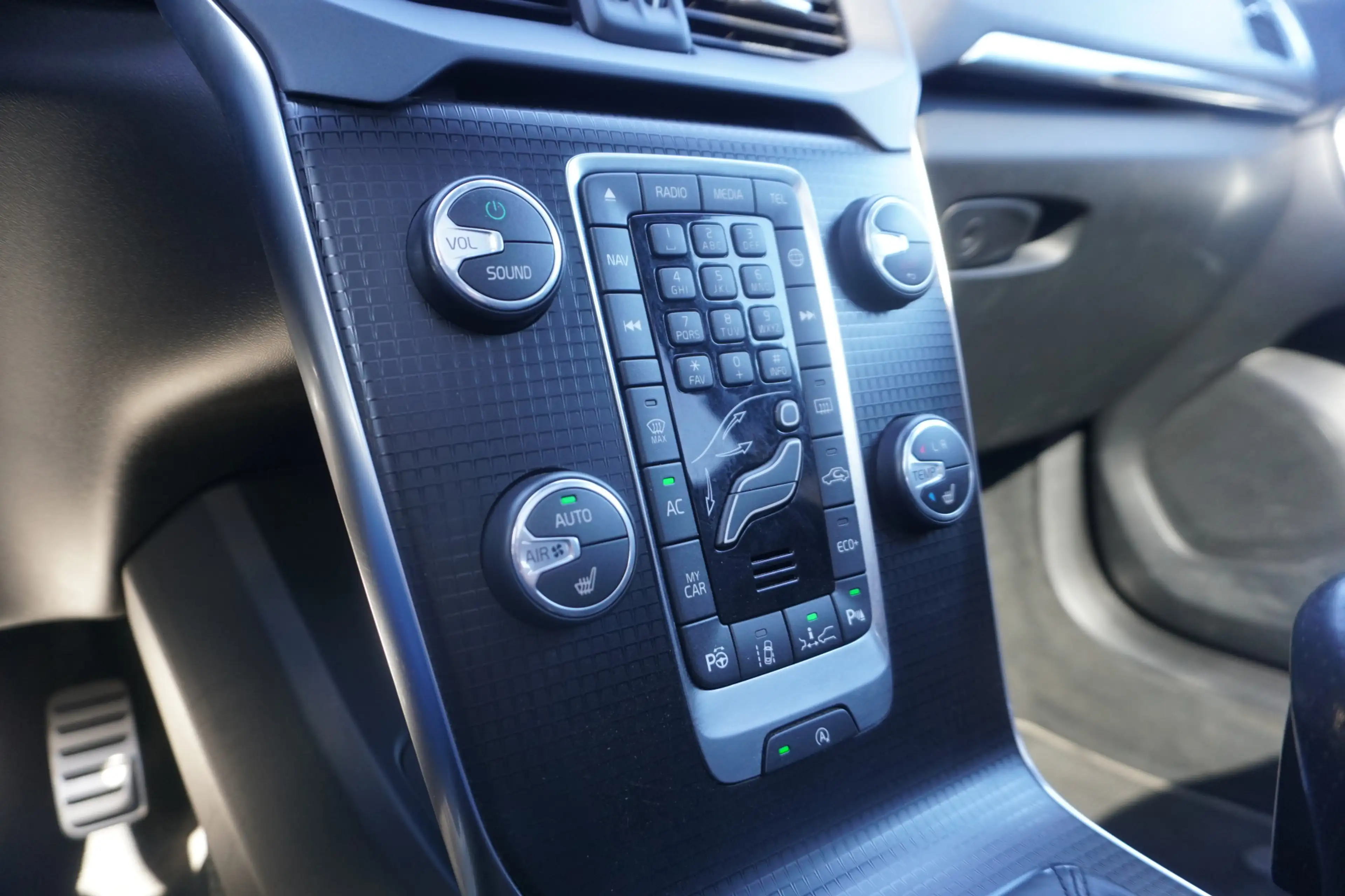 Volvo V40 1.5 T3 Polar+ Sport R- Design | PANO | FULL LED | — photo 6