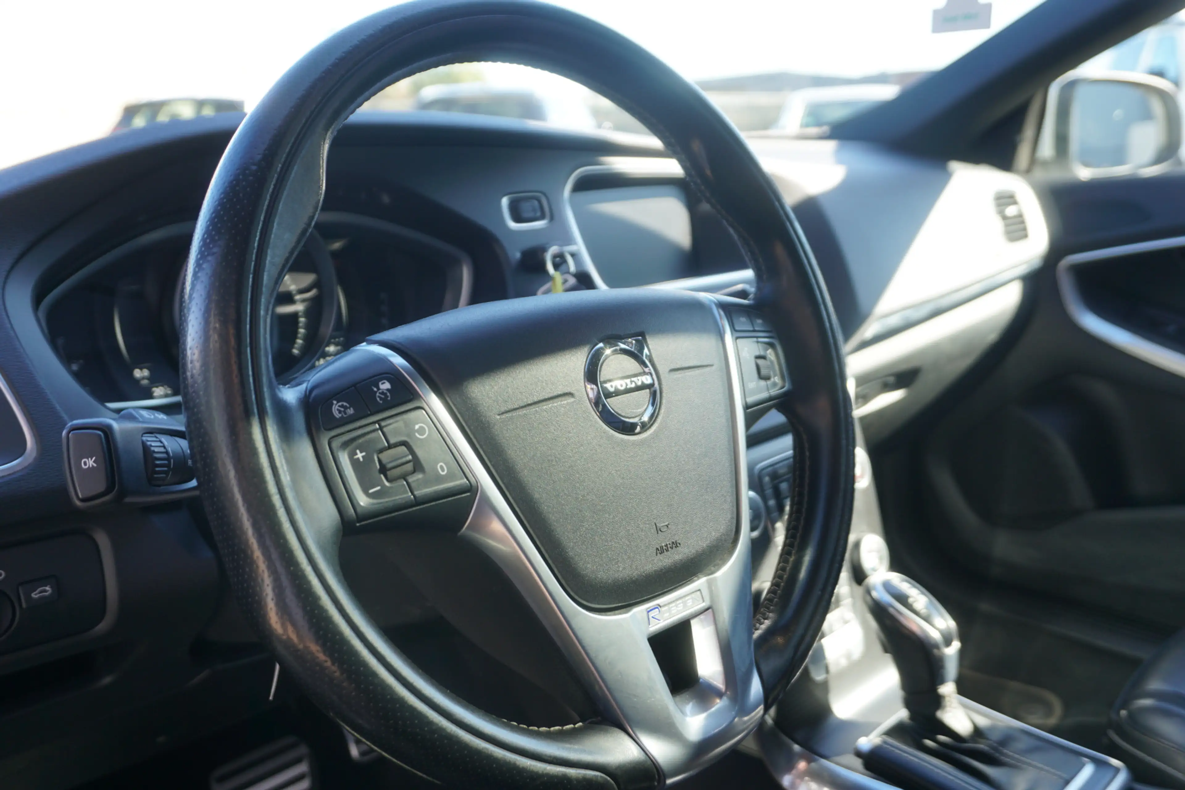 Volvo V40 1.5 T3 Polar+ Sport R- Design | PANO | FULL LED | — photo 30