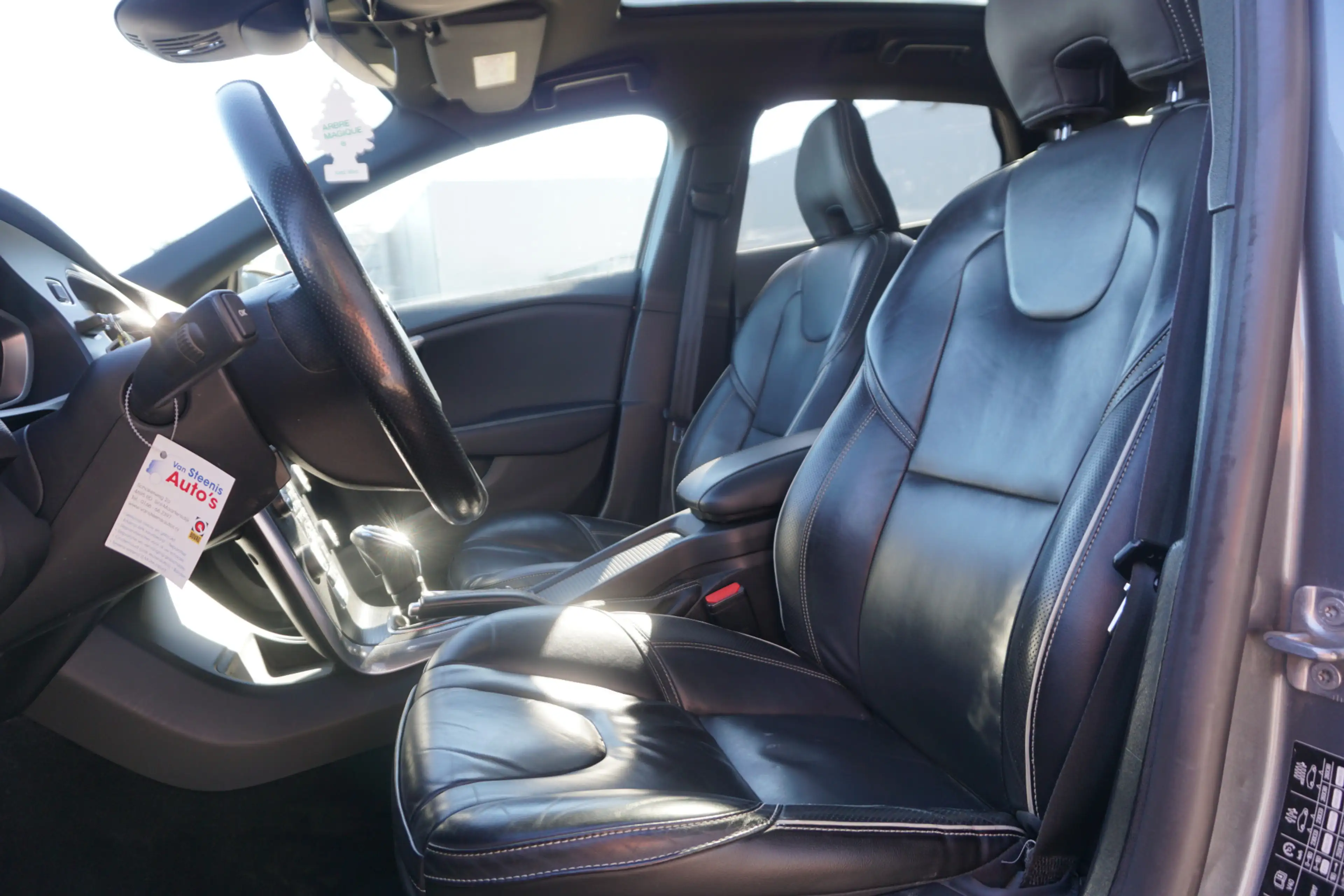 Volvo V40 1.5 T3 Polar+ Sport R- Design | PANO | FULL LED | — photo 5