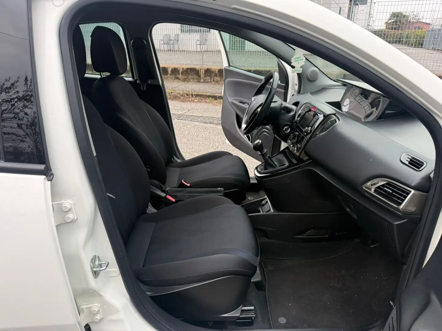 Lancia Ypsilon Ypsilon III 2015 1.2 Gold s Weiß - 2