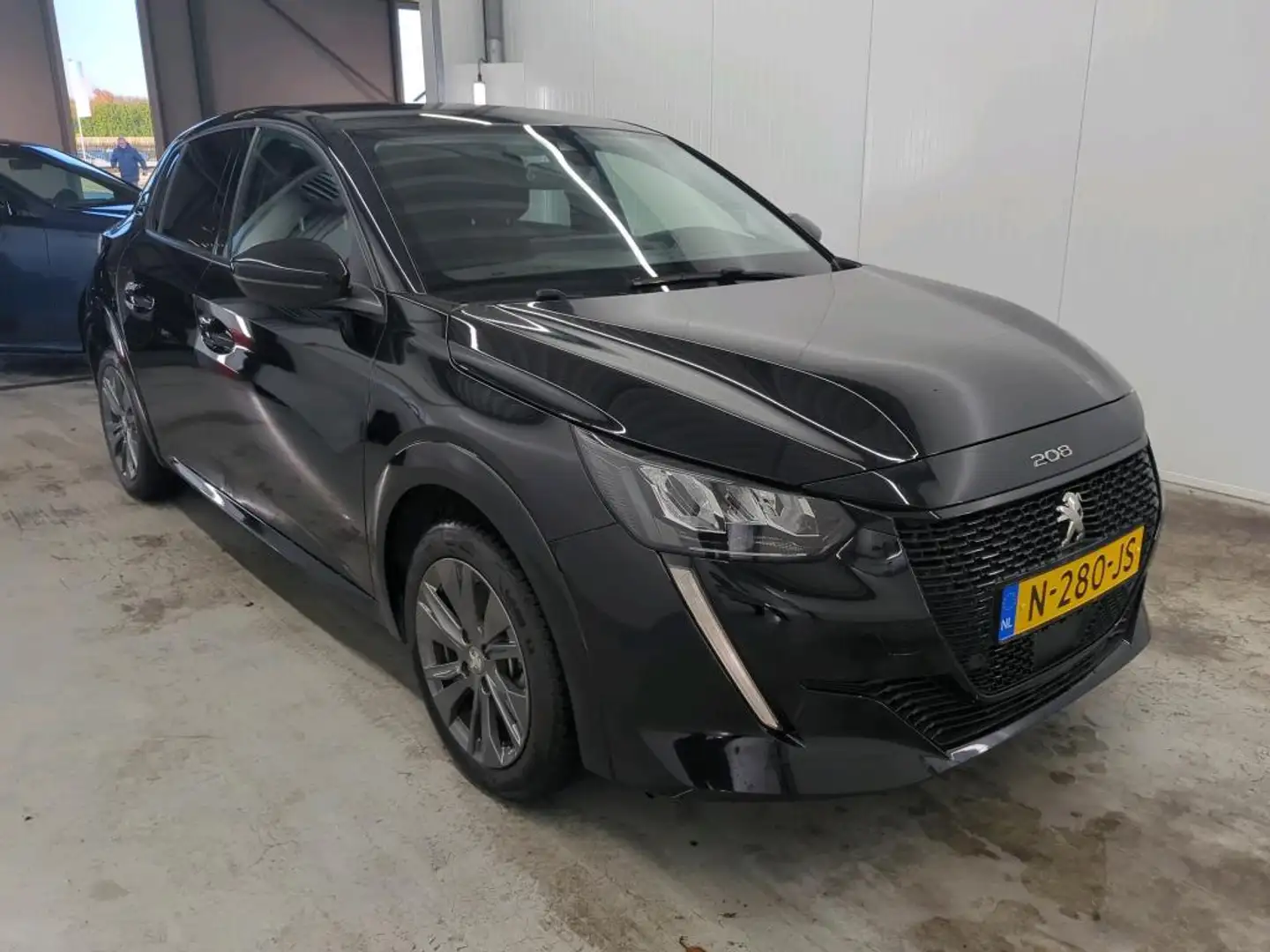 Peugeot e-208 EV Allure Pack 50 kWh Airco ECC Navi Carplay PDC V Schwarz - 2