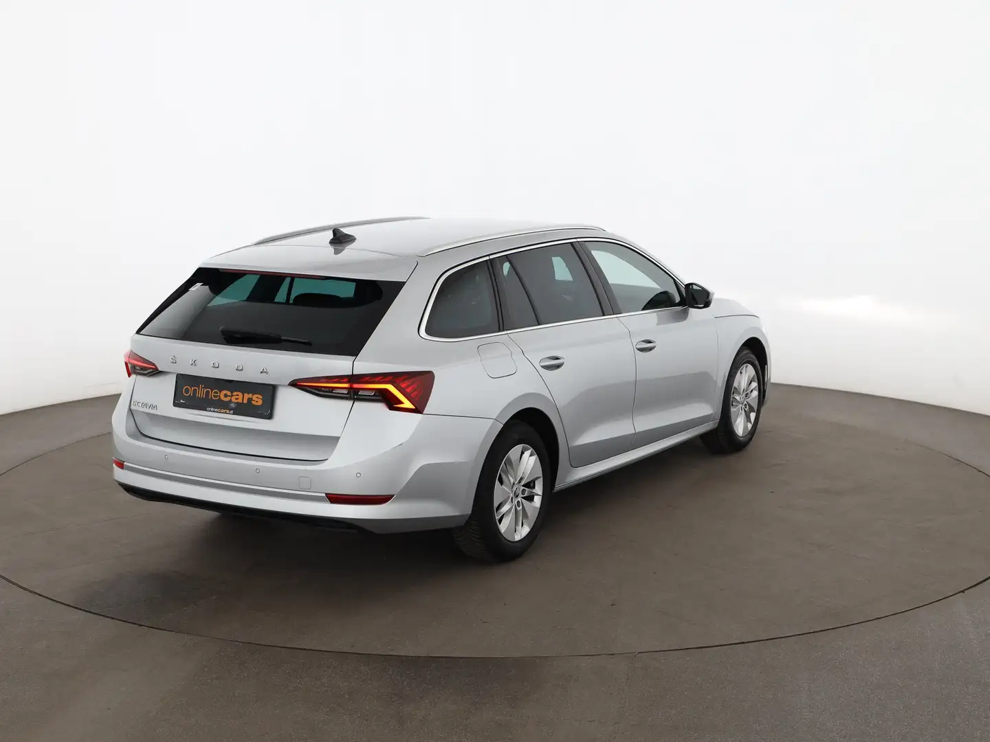 Skoda Octavia Combi 2.0 TDI Ambition Aut LED NAVI R-CAM Silber - 2