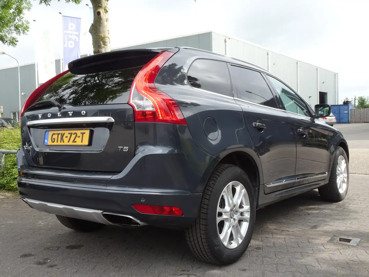 Volvo XC60 2.0 T5 FWD Autom. Grijs - 2