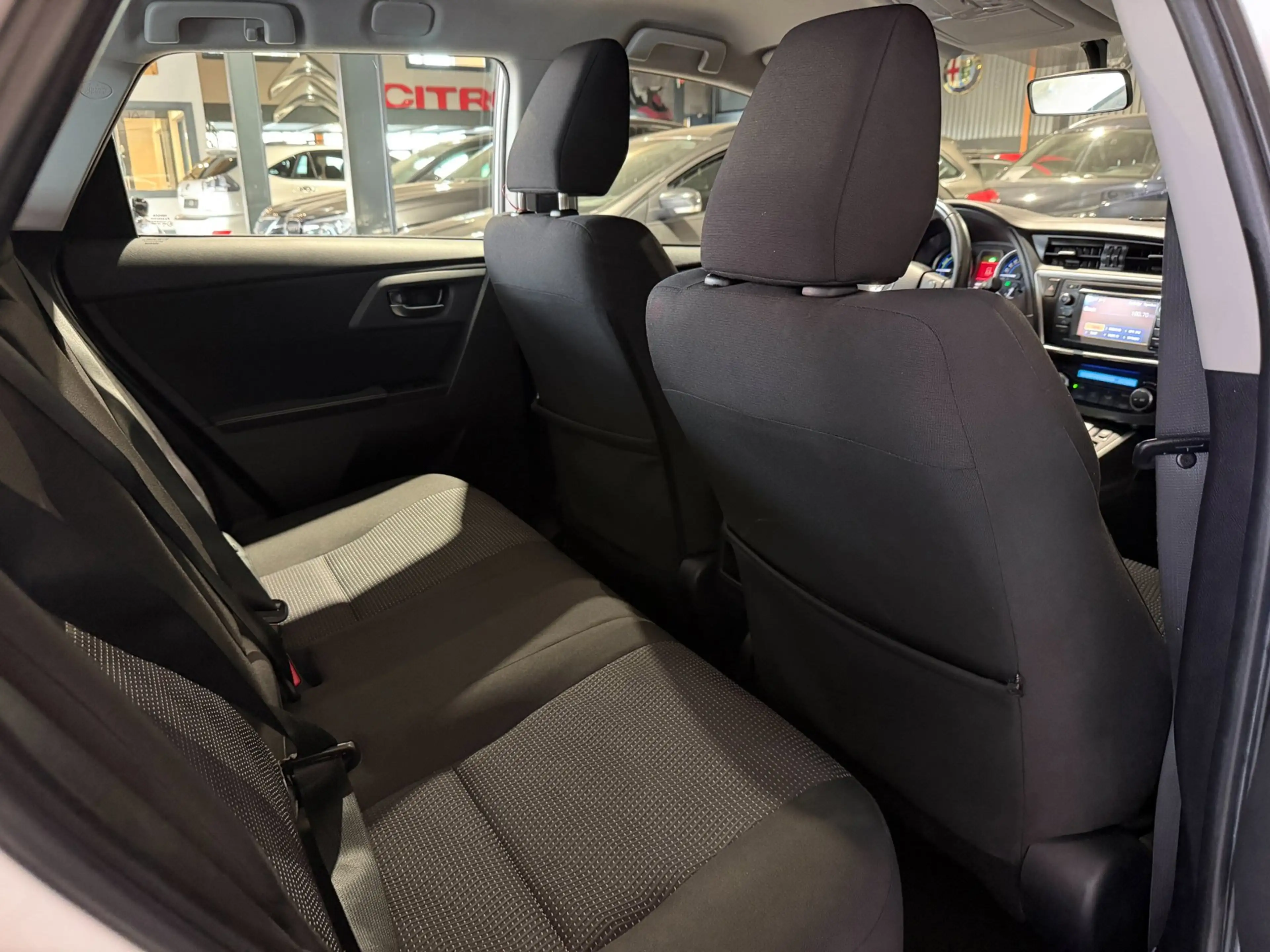 Toyota Auris Touring Sports 1.8 Hybrid Aspiration Onderhouden C — photo 9