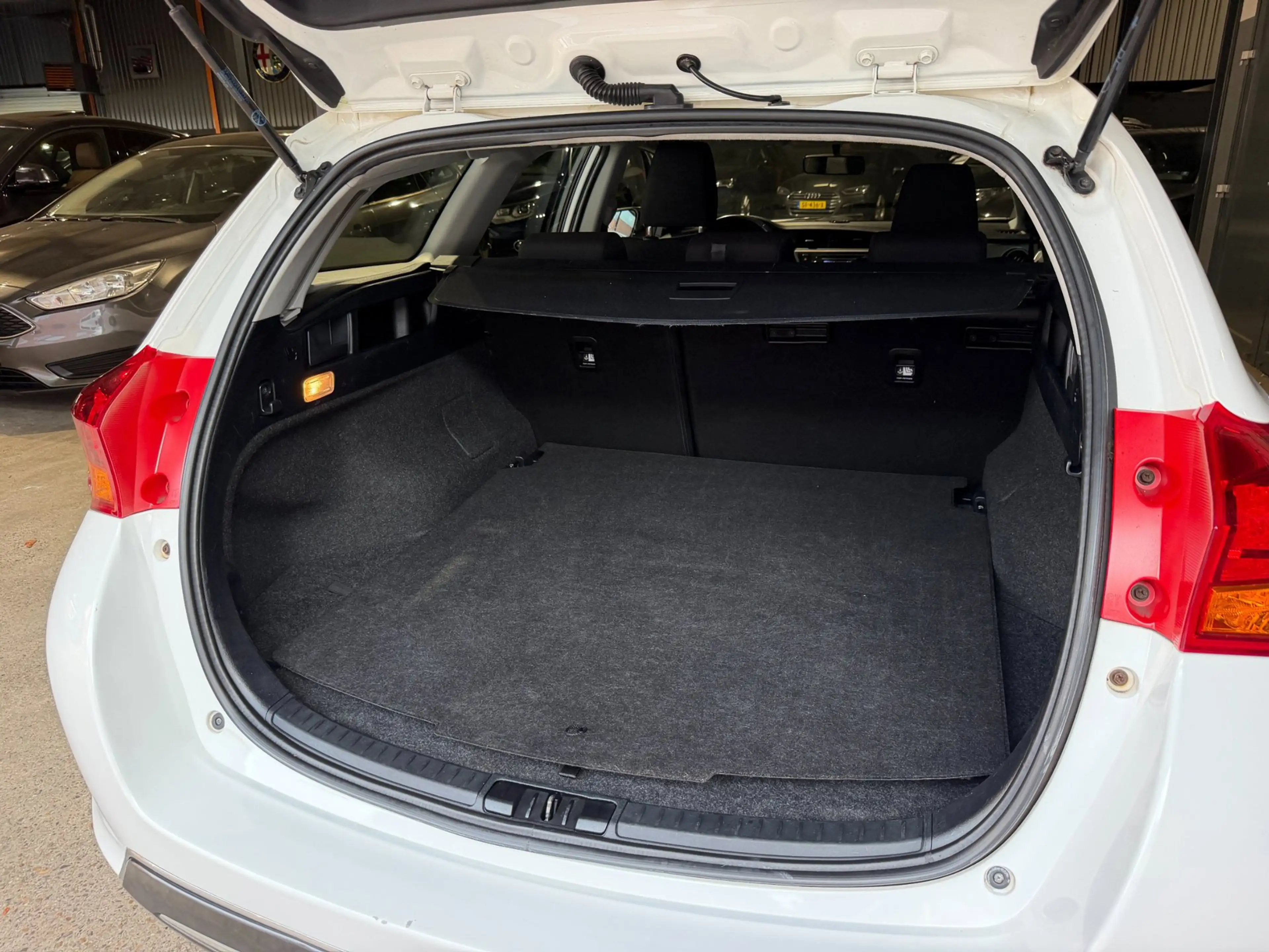Toyota Auris Touring Sports 1.8 Hybrid Aspiration Onderhouden C — photo 10