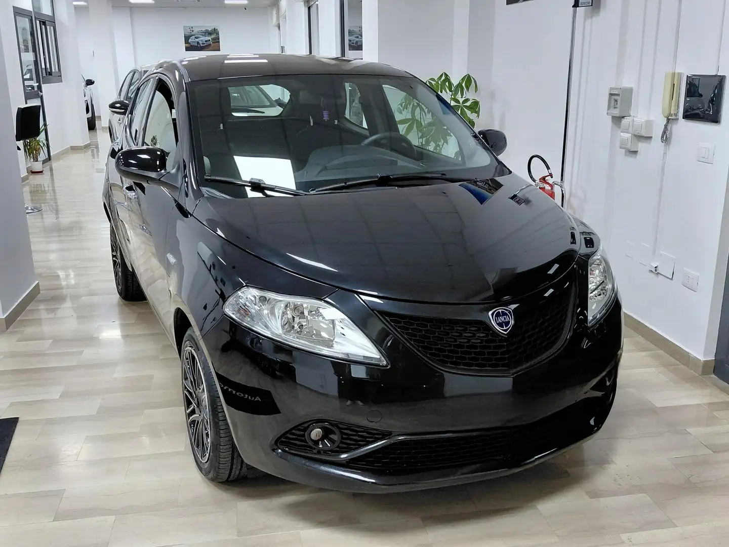 Lancia Ypsilon Ypsilon 1.0 firefly hybrid Gold s Zwart - 1