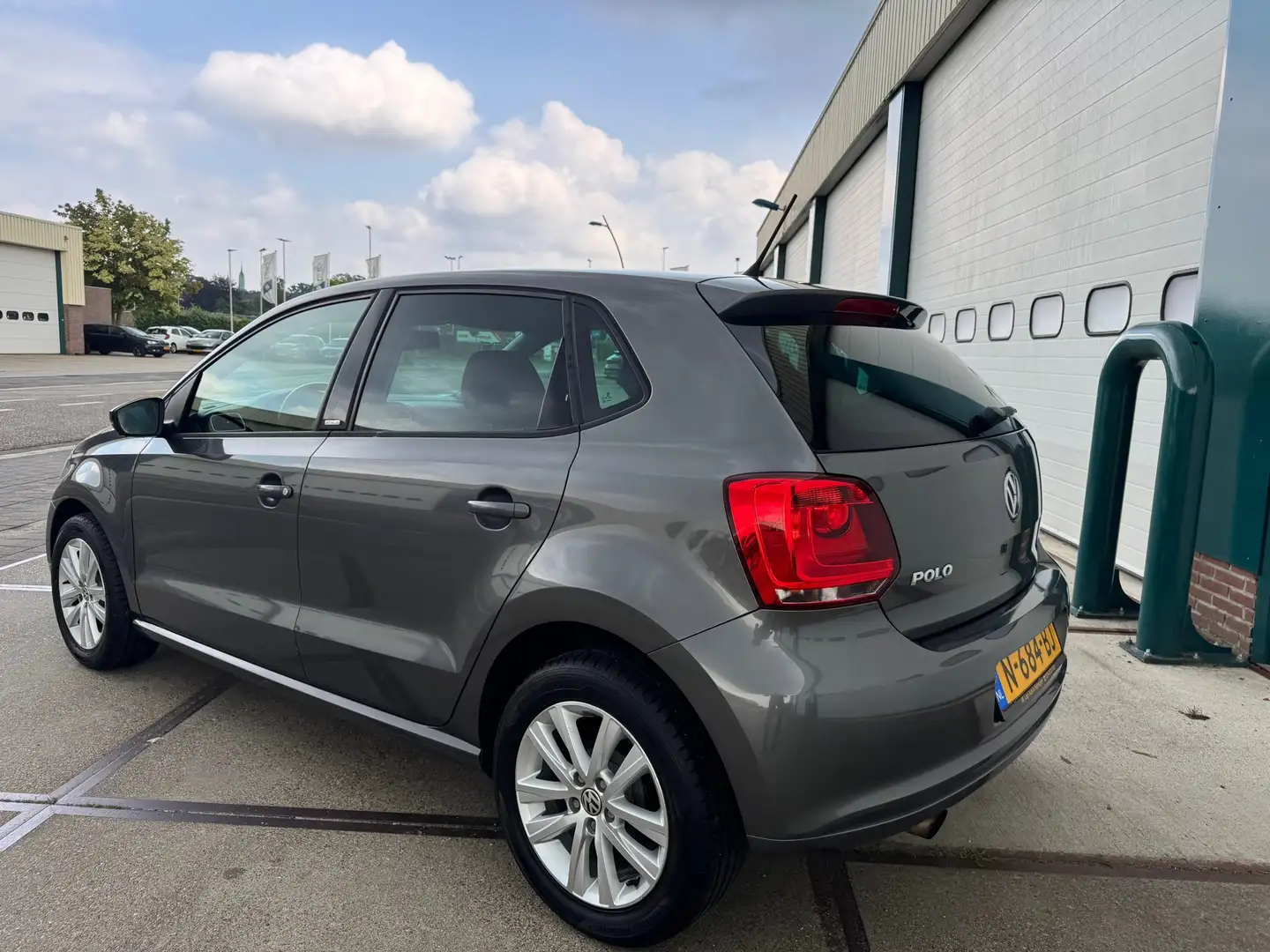 Volkswagen Polo 1.4-16V Highline Gri - 2