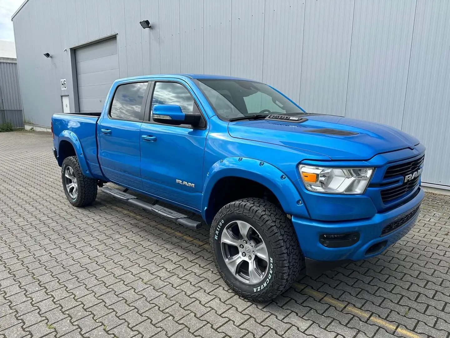 Dodge RAM 5,7 Laramie 2023 Lifted 4x4 Crewcab LPG GAS Bleu - 2