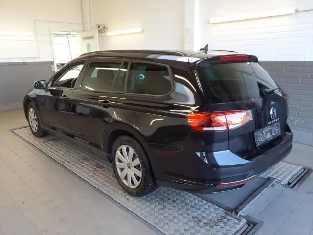 Volkswagen Passat view 4